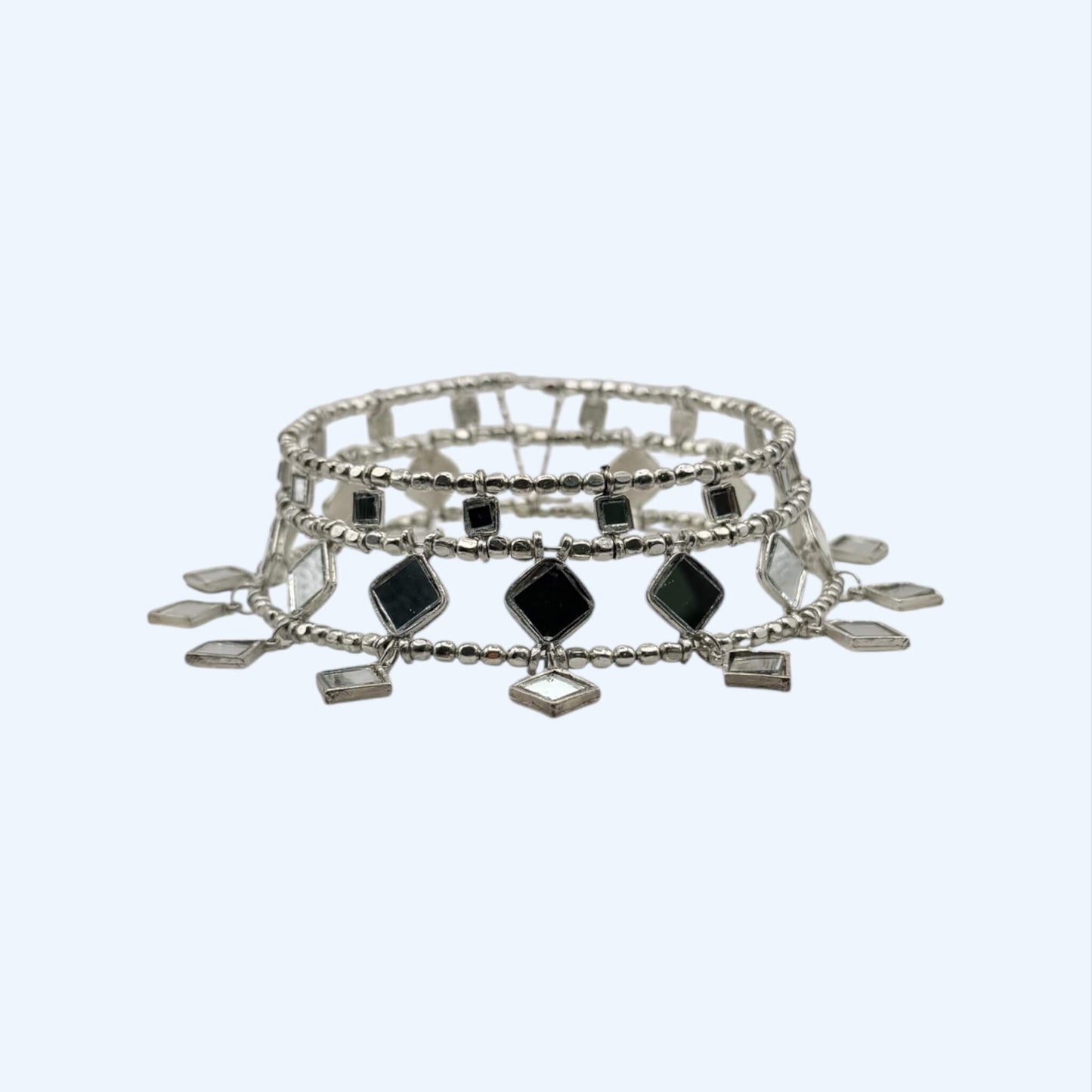 Vista frontal do Choker grande duplo com espelhos e pendentes versão em prateado.
Um colar (gargantilha) para as noites de verão, sunsets, festas, festivais. Todo o tipo de cerimónias. Um Choker (gargantilha) para todos os gostos.