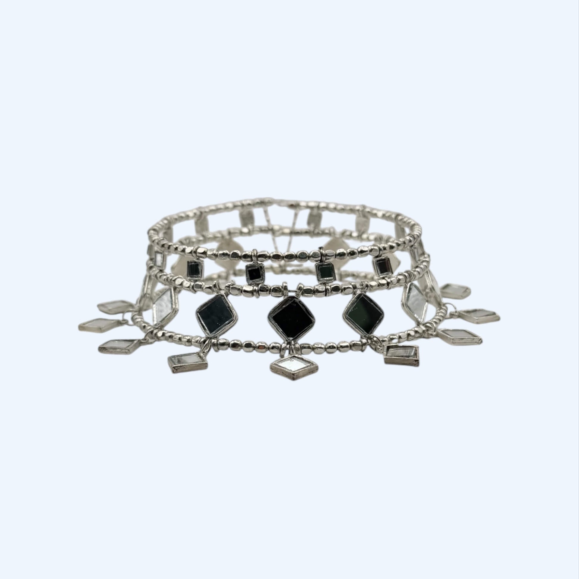 Vista frontal do Choker grande duplo com espelhos e pendentes versão em prateado.
Um colar (gargantilha) para as noites de verão, sunsets, festas, festivais. Todo o tipo de cerimónias. Um Choker (gargantilha) para todos os gostos.