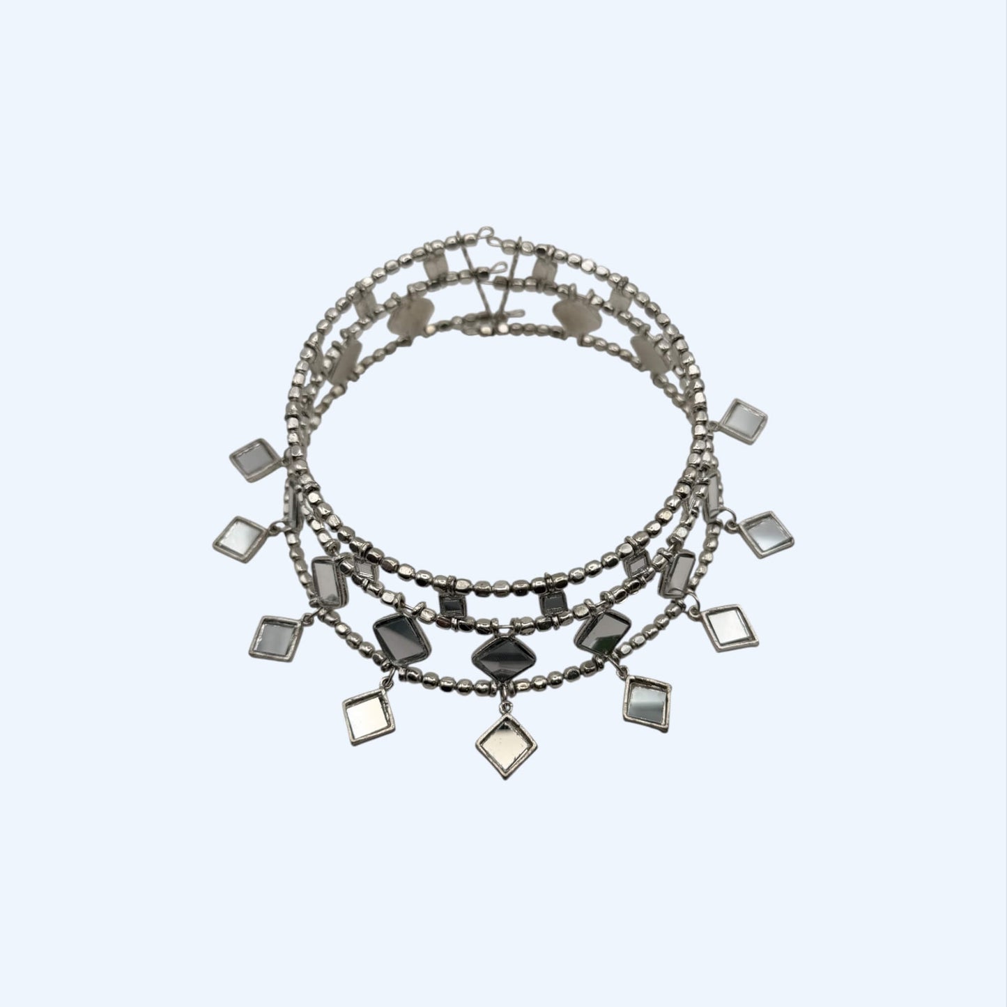 Vista frontal do Choker grande duplo com espelhos e pendentes versão em prateado.
Um colar (gargantilha) para as noites de verão, sunsets, festas, festivais. Todo o tipo de cerimónias. Um Choker (gargantilha) para todos os gostos.