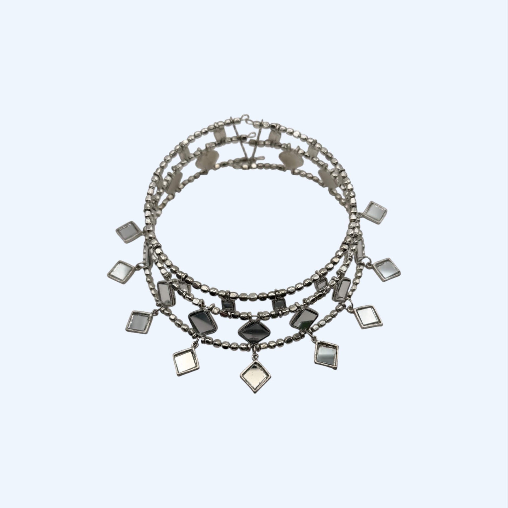 Vista frontal do Choker grande duplo com espelhos e pendentes versão em prateado.
Um colar (gargantilha) para as noites de verão, sunsets, festas, festivais. Todo o tipo de cerimónias. Um Choker (gargantilha) para todos os gostos.