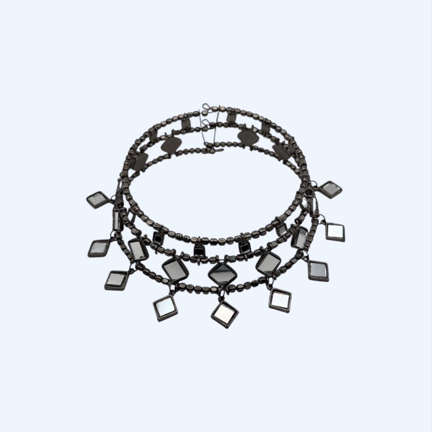 Vista frontal do Choker grande duplo com espelhos e pendentes versão em preto.
Um colar (gargantilha) para as noites de verão, sunsets, festas, festivais. Todo o tipo de cerimónias. Um Choker (gargantilha) para todos os gostos.