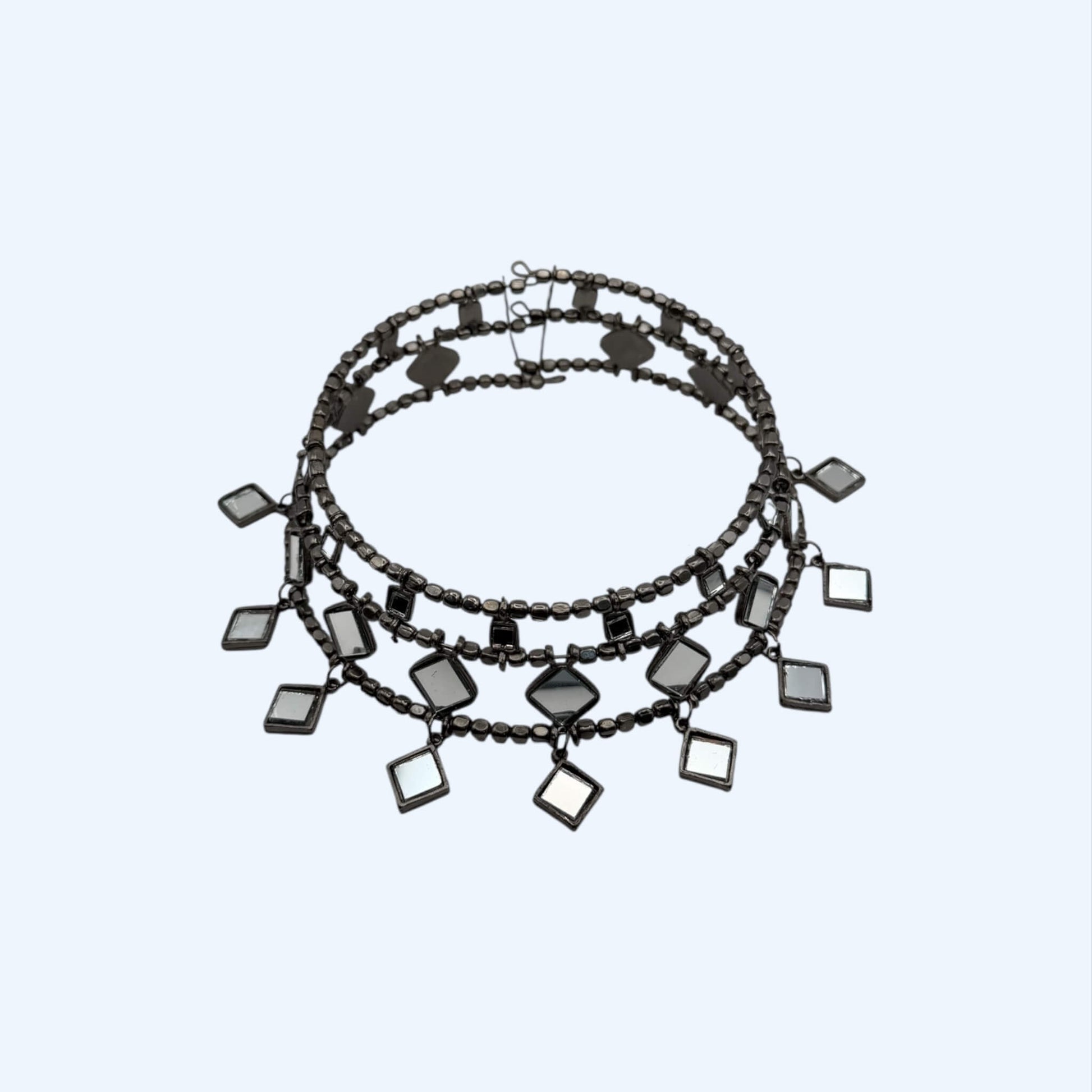 Vista frontal do Choker grande duplo com espelhos e pendentes versão em preto.
Um colar (gargantilha) para as noites de verão, sunsets, festas, festivais. Todo o tipo de cerimónias. Um Choker (gargantilha) para todos os gostos.