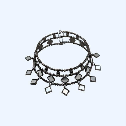 Vista frontal do Choker grande duplo com espelhos e pendentes versão em preto.
Um colar (gargantilha) para as noites de verão, sunsets, festas, festivais. Todo o tipo de cerimónias. Um Choker (gargantilha) para todos os gostos.