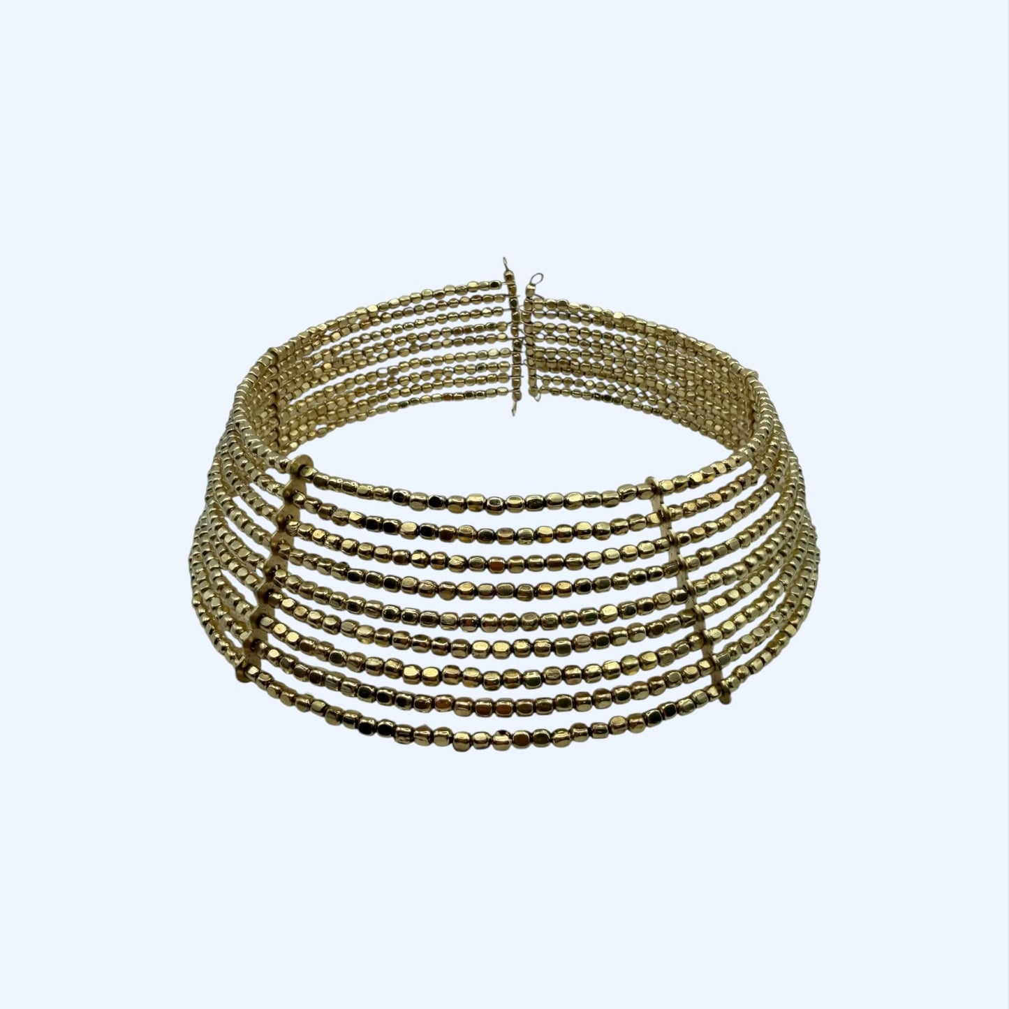 Vista frontal do Choker grande dourado com peças metálicas feito à mão.