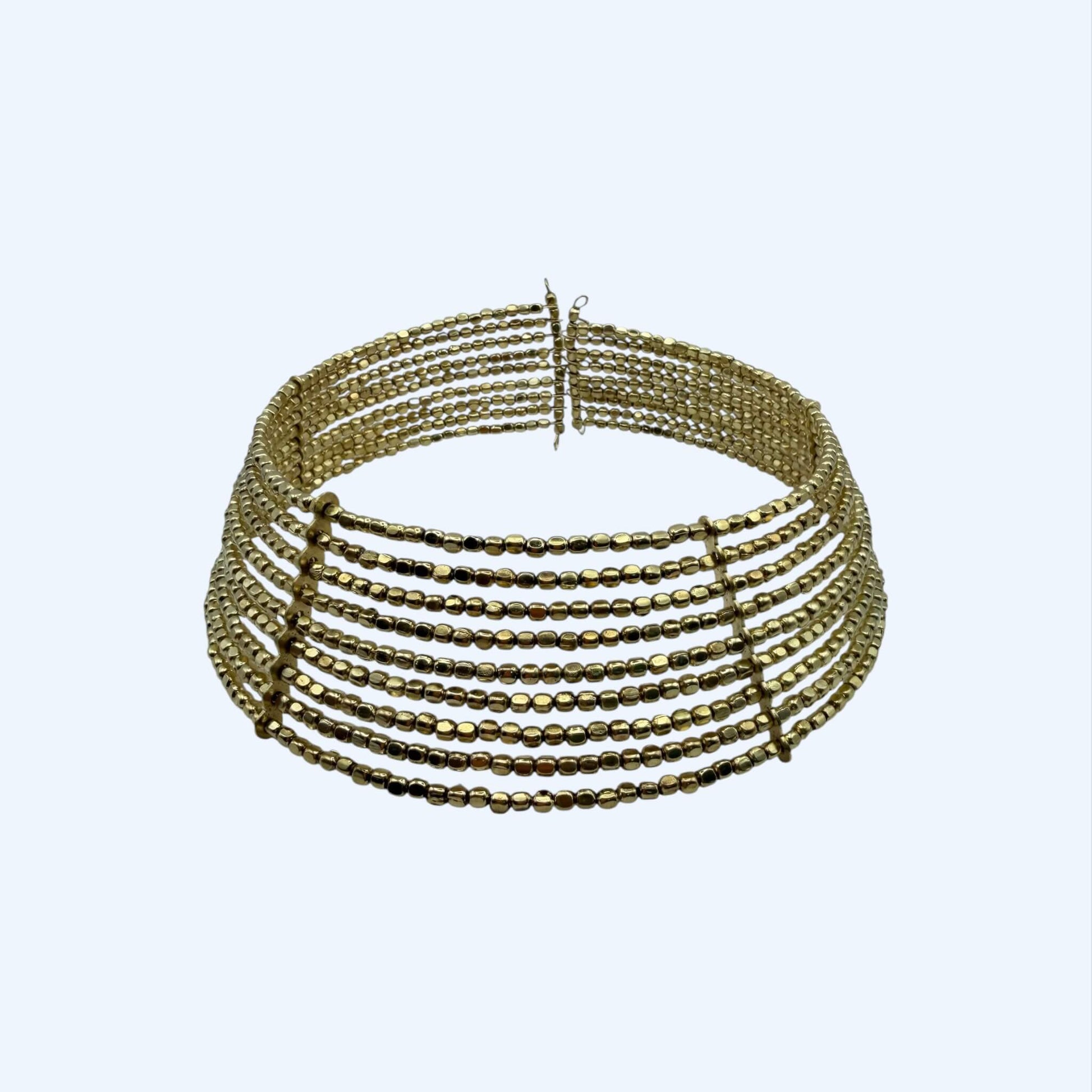 Vista frontal do Choker grande dourado com peças metálicas feito à mão.