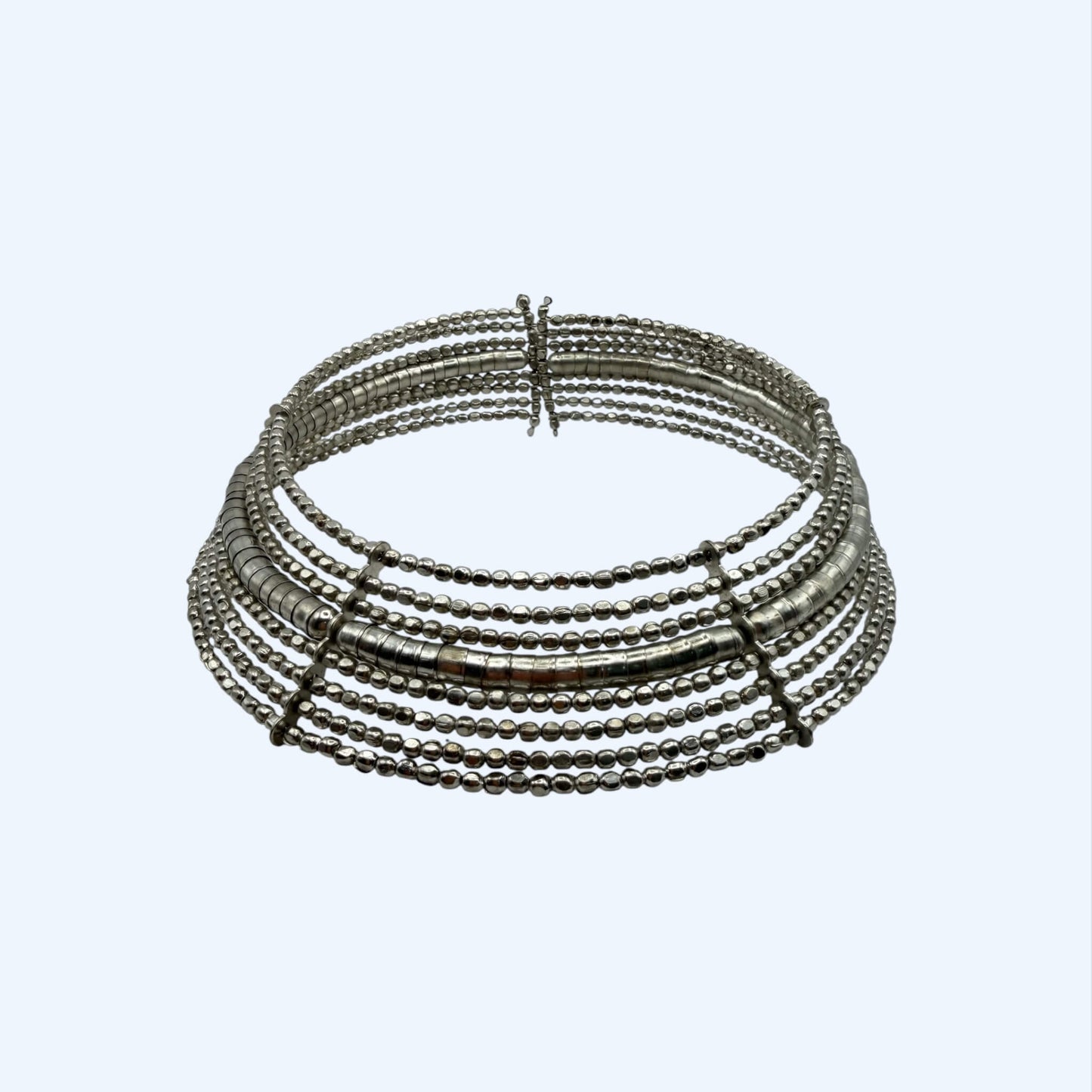 Vista frontal do Choker prateado grande com peças metálica. É um choker com um twist entre o tribal e o urbano. Leve, marcante e fácil de usar.