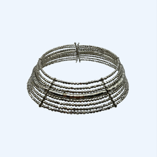 Vista frontal do Choker prateado grande com peças metálica. É um choker com um twist entre o tribal e o urbano. Leve, marcante e fácil de usar.