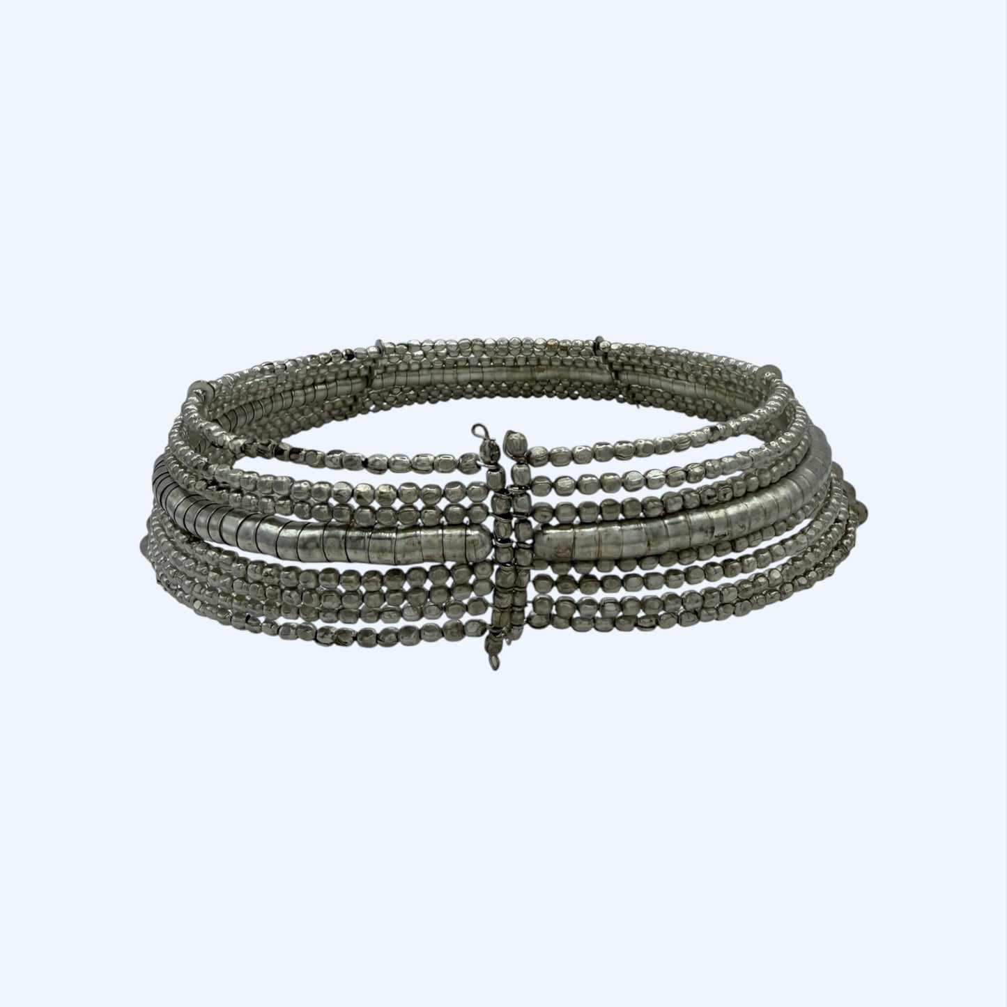 Vista da parte de trás do Choker prateado grande com peças metálica. É um choker com um twist entre o tribal e o urbano. Leve, marcante e fácil de usar.