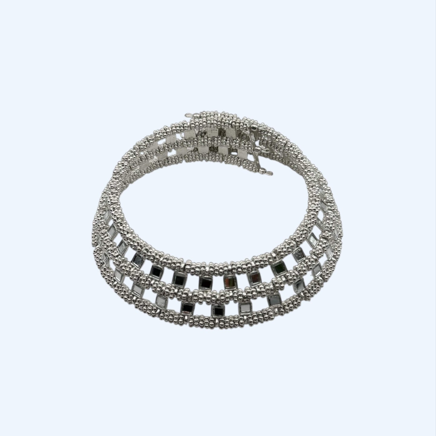 Vista frontal do choker metalizado grande com espelhos e peças metálicas prateado. Este choker é feito à mão, cheio de glow e é um choker ideal para cerimónias.