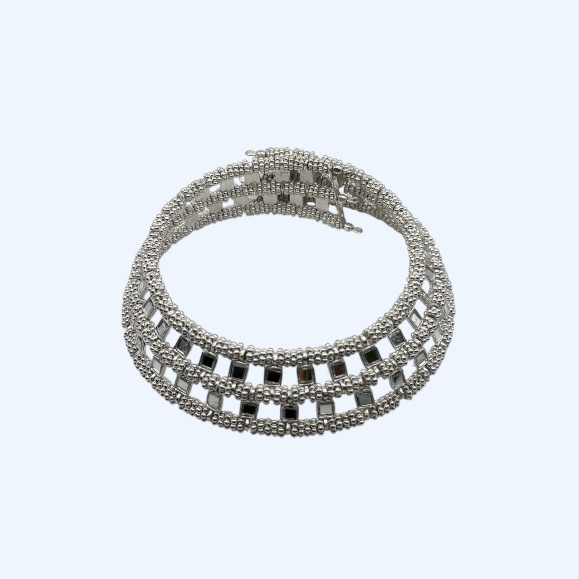 Vista frontal do choker metalizado grande com espelhos e peças metálicas prateado. Este choker é feito à mão, cheio de glow e é um choker ideal para cerimónias.