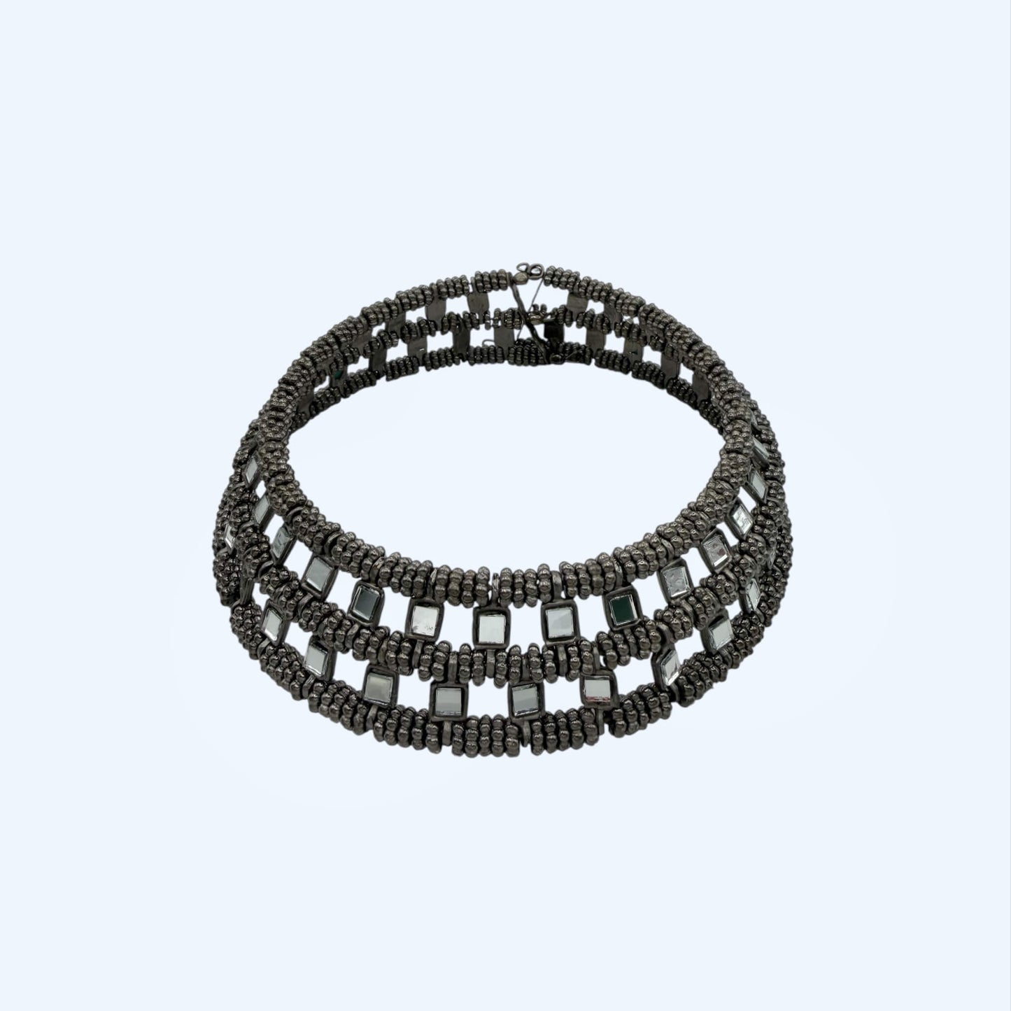 Vista frontal do choker metalizado grande com espelhos e peças metálicas preto. Este choker é feito à mão, cheio de glow e é um choker ideal para cerimónias.