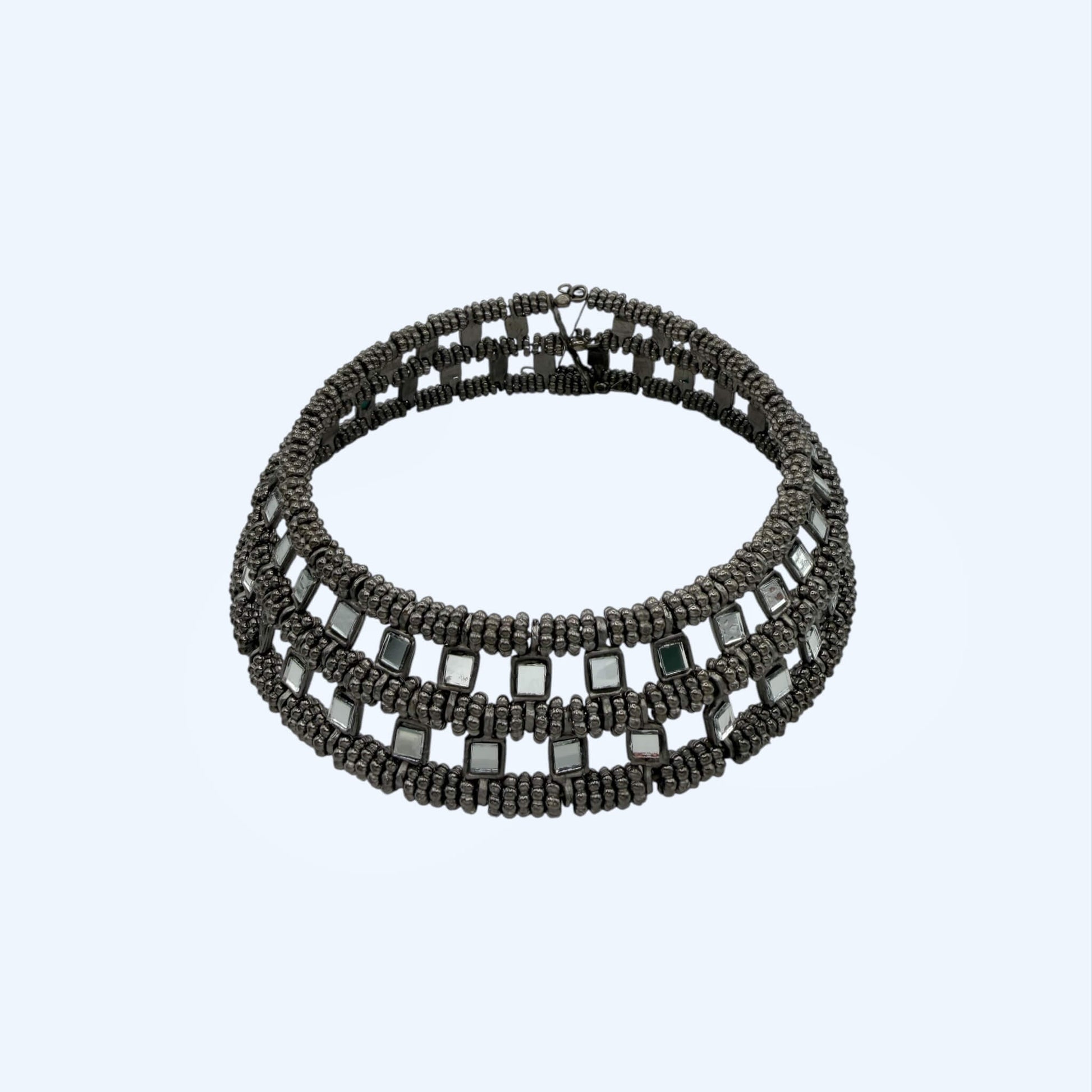 Vista frontal do choker metalizado grande com espelhos e peças metálicas preto. Este choker é feito à mão, cheio de glow e é um choker ideal para cerimónias.