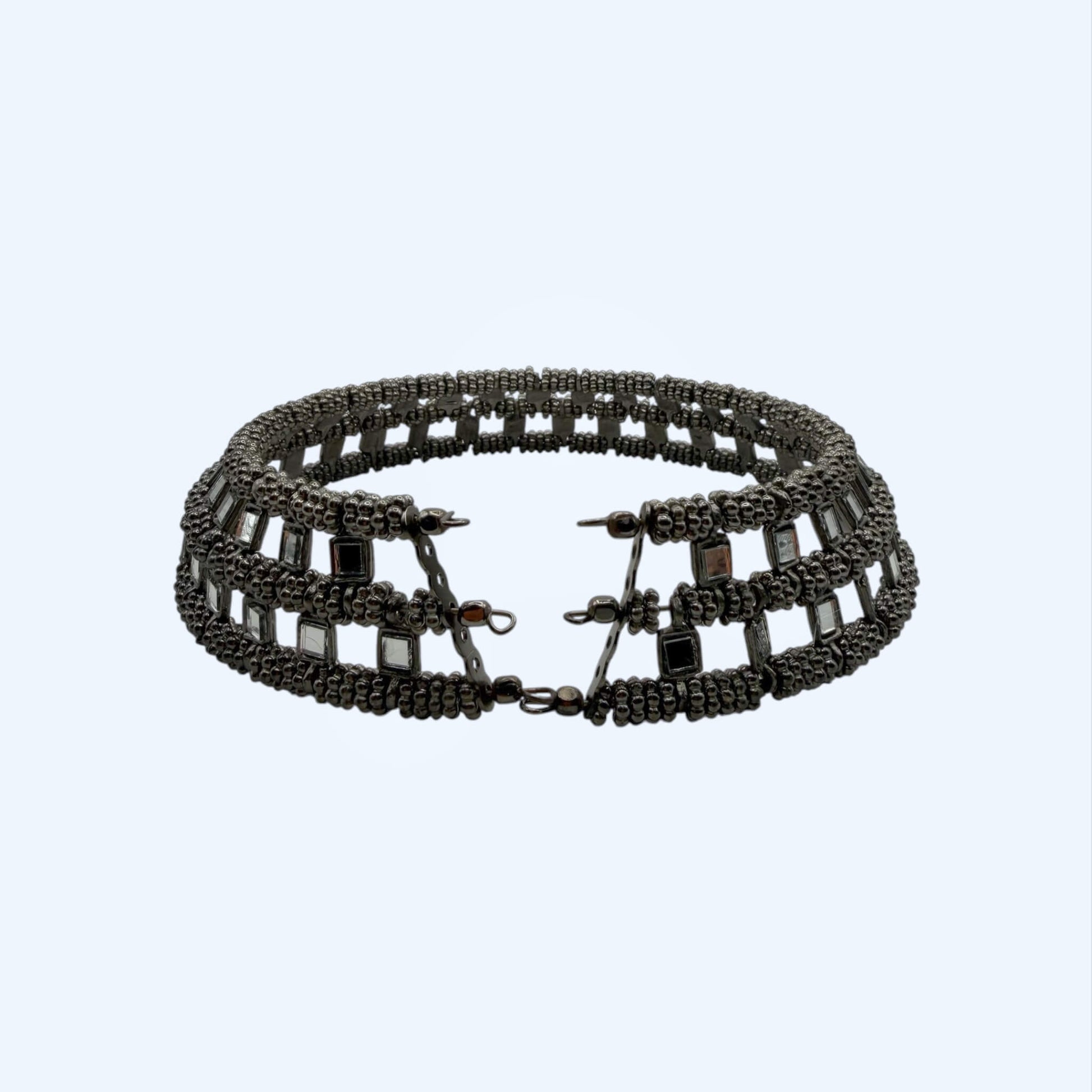 Vista da parte de trás do choker metalizado grande com espelhos e peças metálicas preto. Este choker é feito à mão, cheio de glow e é um choker ideal para cerimónias.