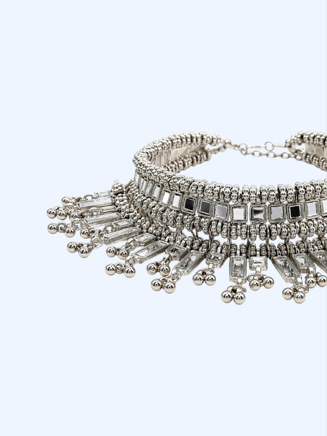 Vista em detalhe do Choker prateado com espelhos e pendentes a criarem o efeito de franjas. Um colar boho glam, é um colar para usar em festas, festivais, sunsets, looks de noite, cerimónias.