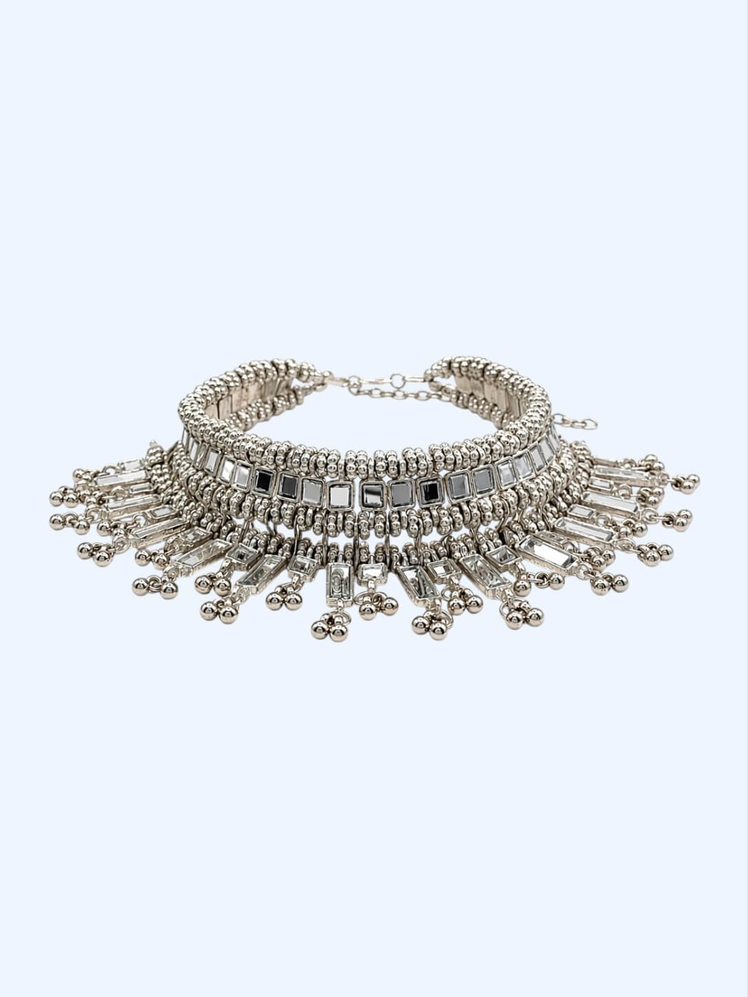 Vista frontal do Choker prateado com espelhos e pendentes a criarem o efeito de franjas. Um colar boho glam, é um colar para usar em festas, festivais, sunsets, looks de noite, cerimónias.