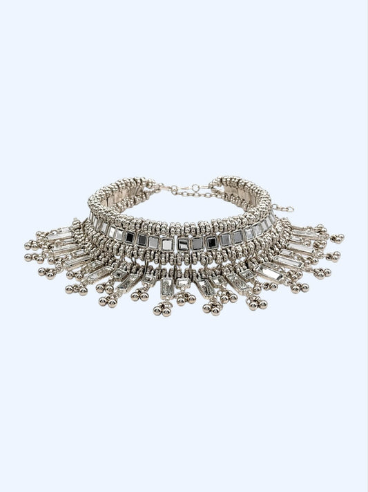 Vista frontal do Choker prateado com espelhos e pendentes a criarem o efeito de franjas. Um colar boho glam, é um colar para usar em festas, festivais, sunsets, looks de noite, cerimónias.