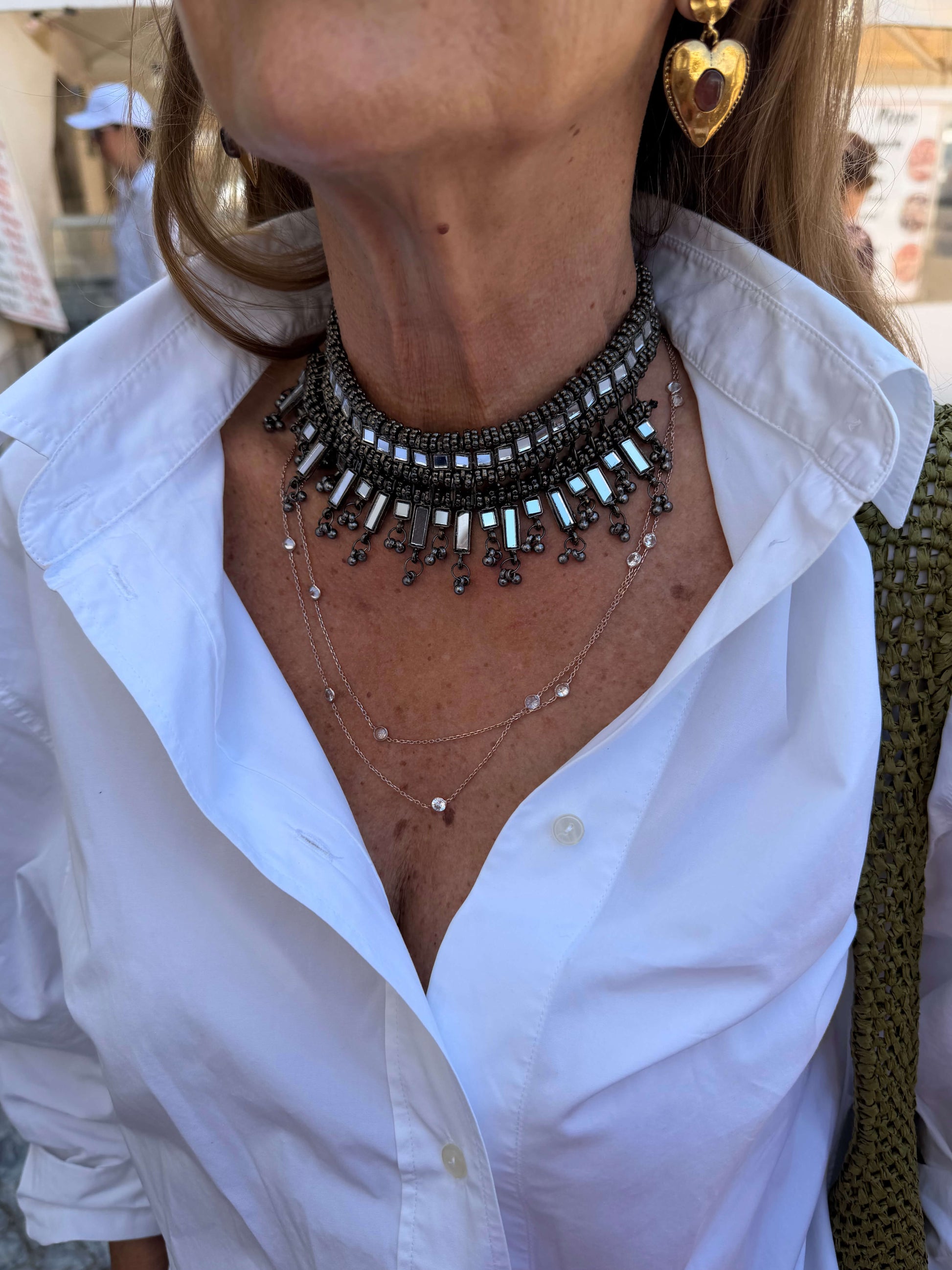 Vista em detalhe do Choker preto com espelhos e pendentes a criarem o efeito de franjas. Um colar boho glam, é um colar para usar em festas, festivais, sunsets, looks de noite, cerimónias.