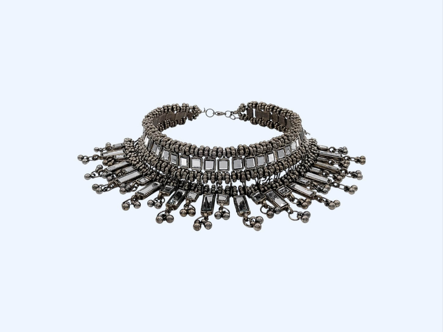 Vista frontal do Choker preto com espelhos e pendentes a criarem o efeito de franjas. Um colar boho glam, é um colar para usar em festas, festivais, sunsets, looks de noite, cerimónias.