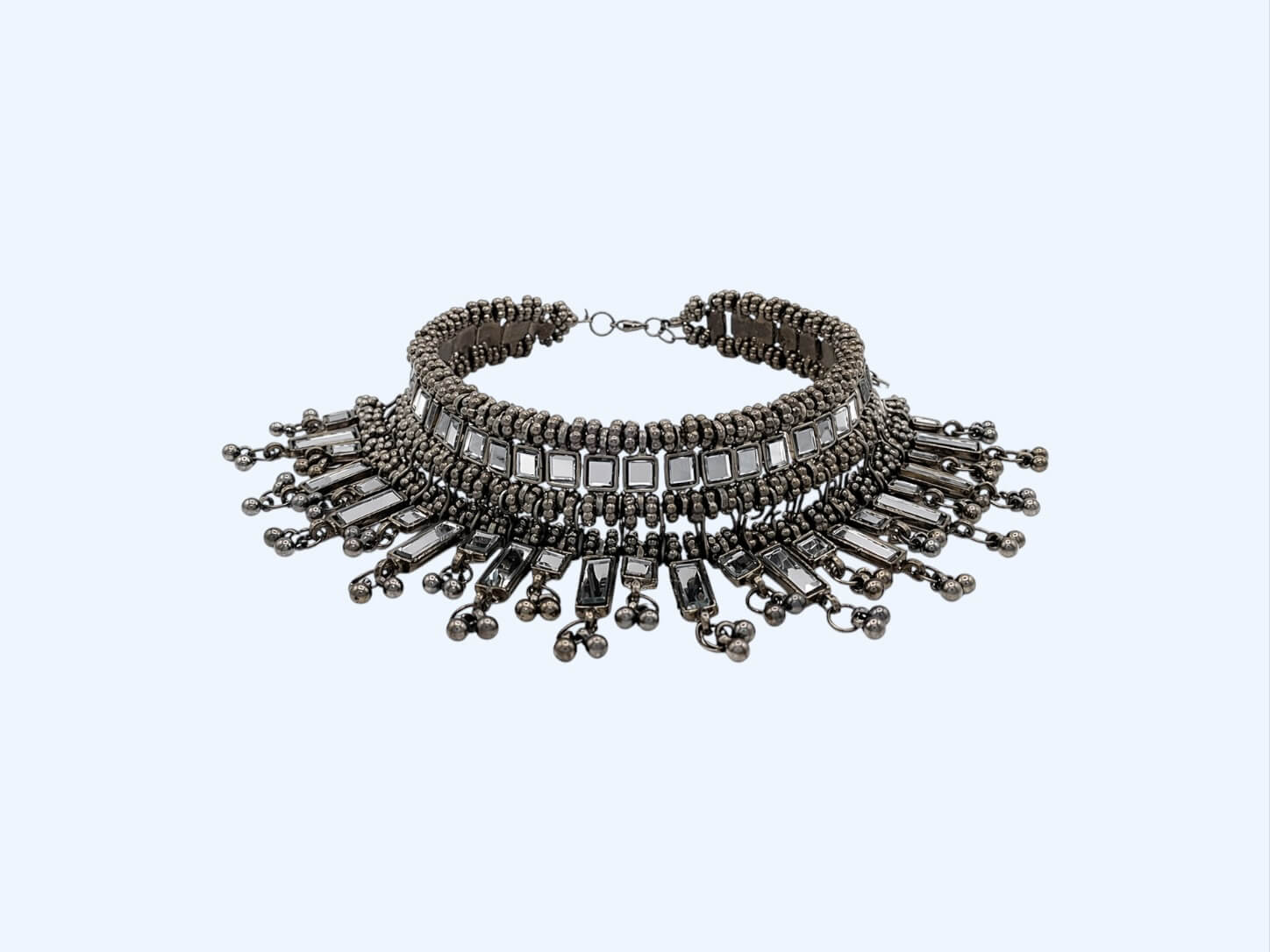 Vista frontal do Choker preto com espelhos e pendentes a criarem o efeito de franjas. Um colar boho glam, é um colar para usar em festas, festivais, sunsets, looks de noite, cerimónias.