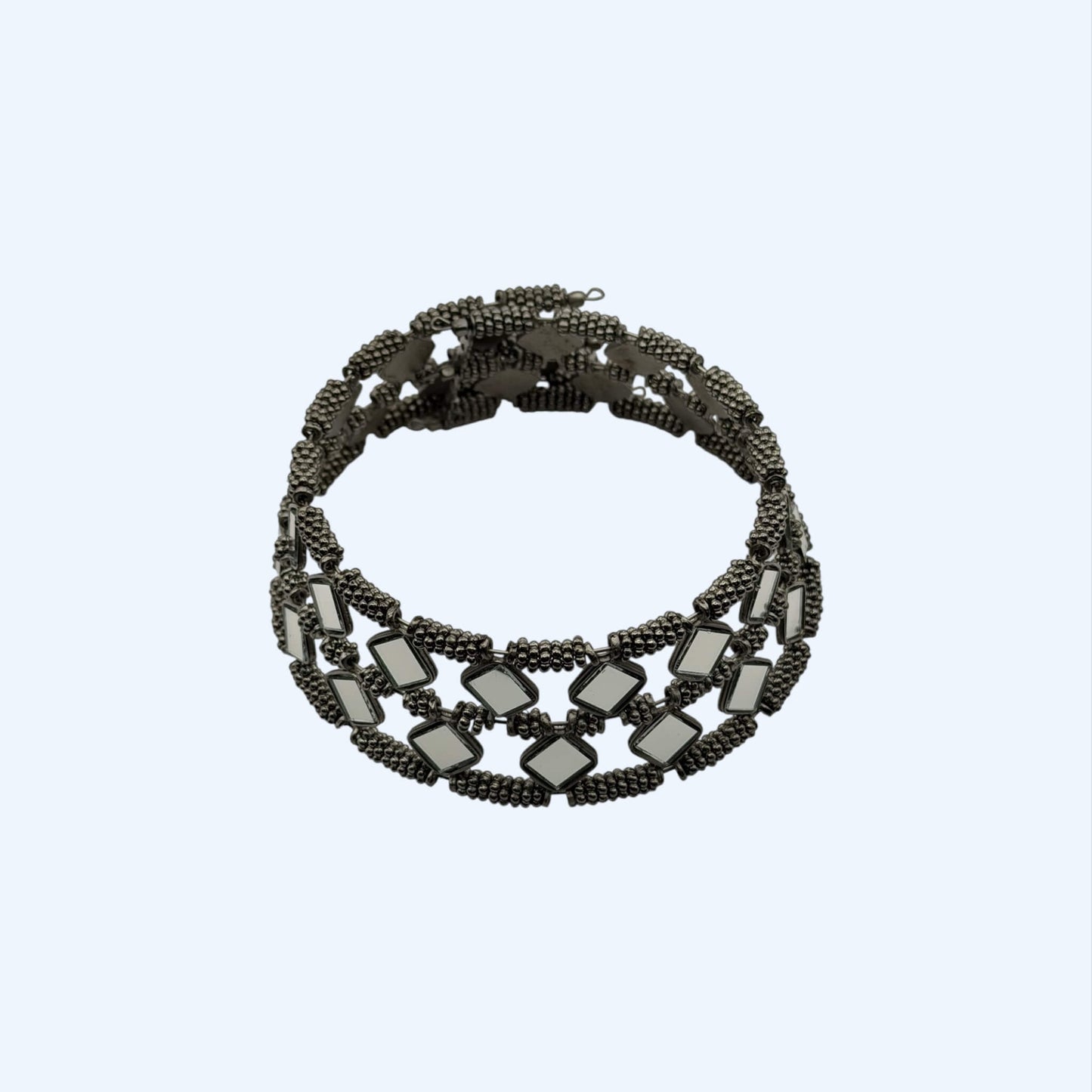 Vista frontal do Choker grande duplo com espelhos e contraste preto metalizado feito à mão. Um choker (uma gargantilha) pronta para festas, festivais e cerimónias.