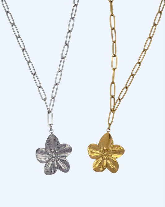 COLAR EM AÇO COM FLOR EM DOURADO OU PRATEADO