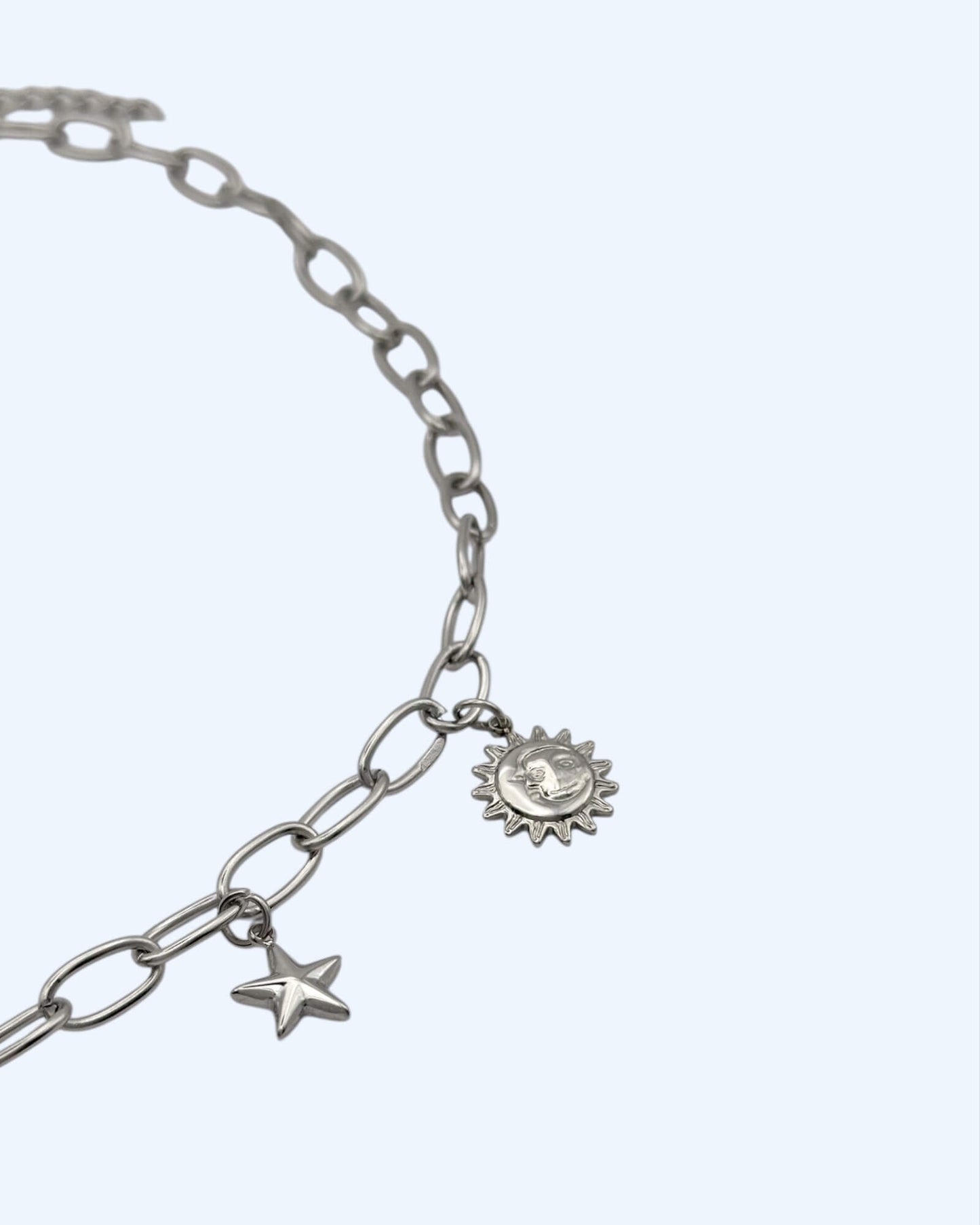 COLAR EM AÇO COM MEDALHAS DE SOL, LUA, ESTRELA E CORAÇÃO