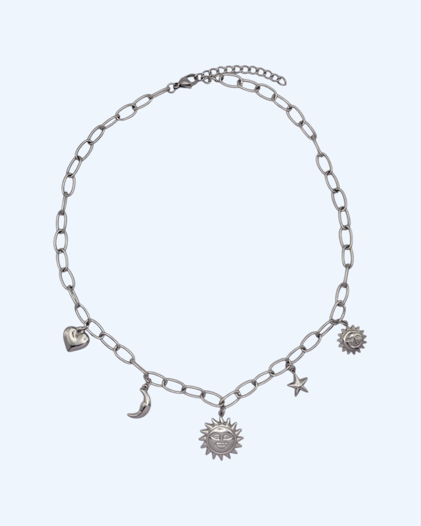 COLAR EM AÇO COM MEDALHAS DE SOL, LUA, ESTRELA E CORAÇÃO