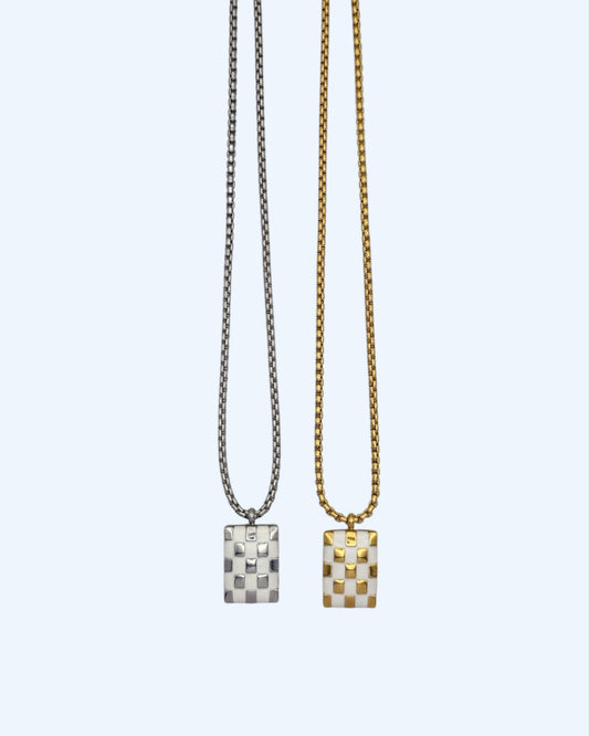 COLAR BOX CHAIN MEDALHA XADREZ EM AÇO