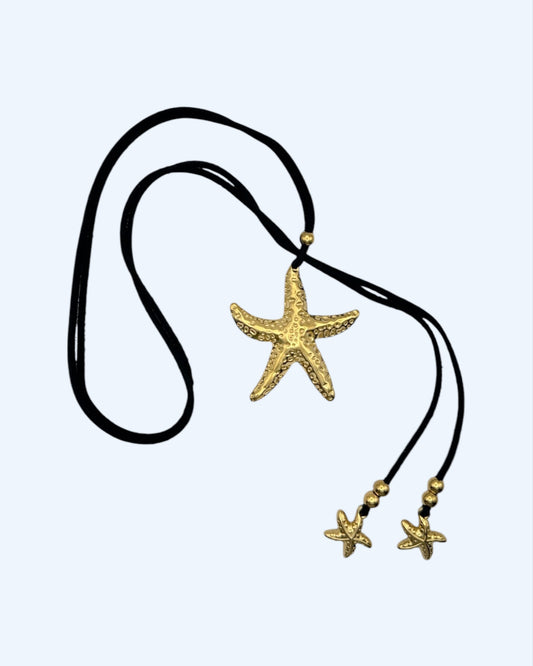 COLAR DE CAMURÇA COM ESTRELAS DO MAR em aço inoxidável