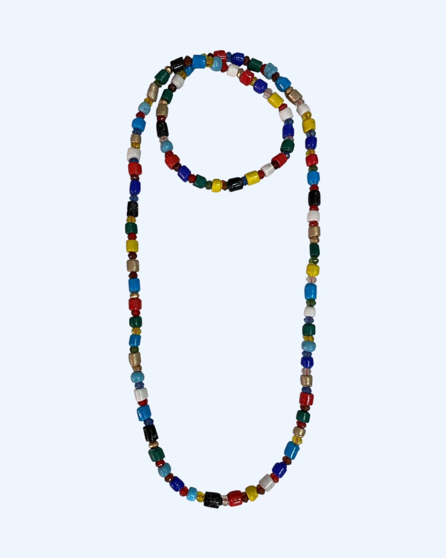 Colar comprido colorido artesanal com missangas de cerâmica e resina em tons vibrantes. Colar de verão em formato a dar a volta ao pescoço.