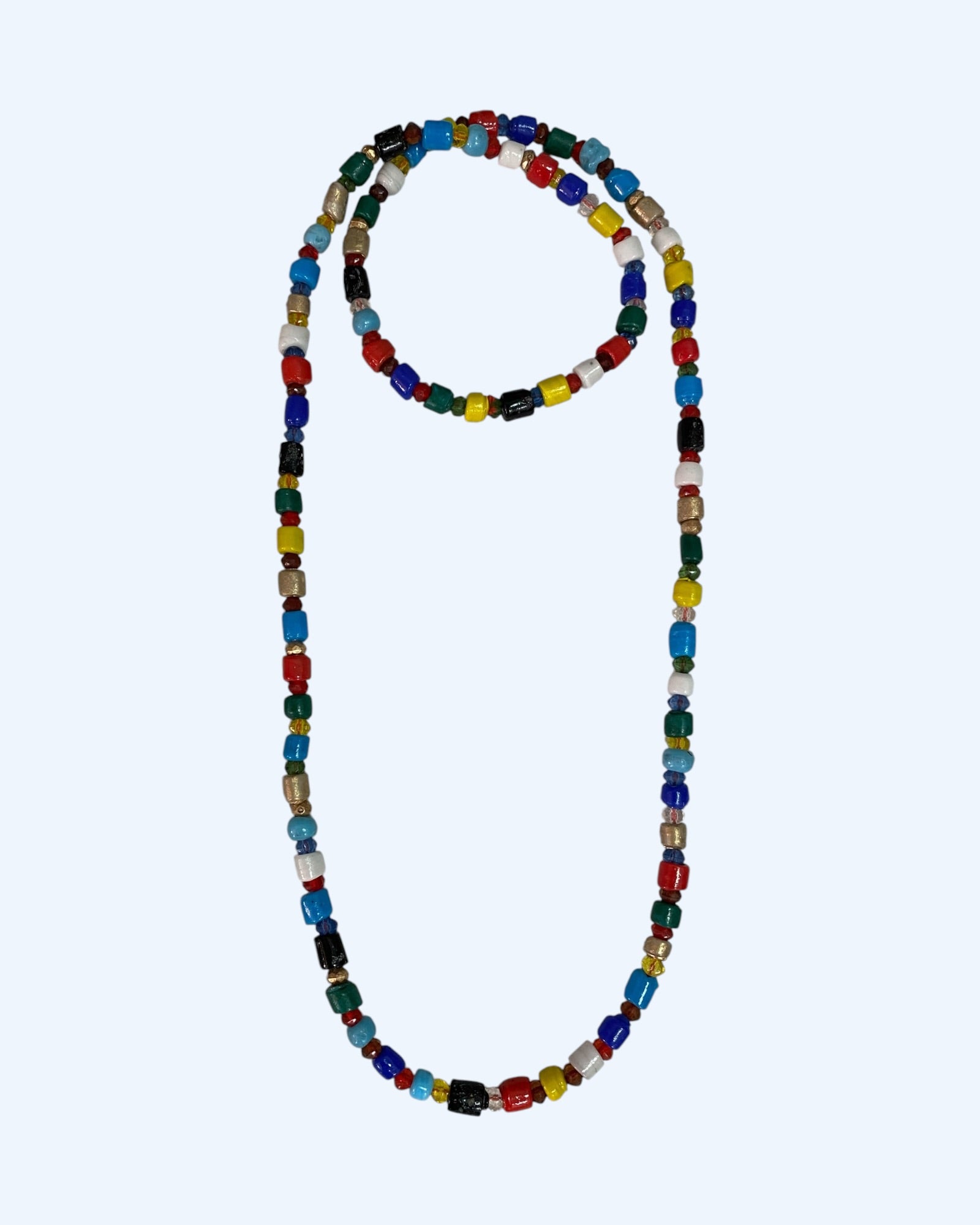 Colar comprido colorido artesanal com missangas de cerâmica e resina em tons vibrantes. Colar de verão em formato a dar a volta ao pescoço.