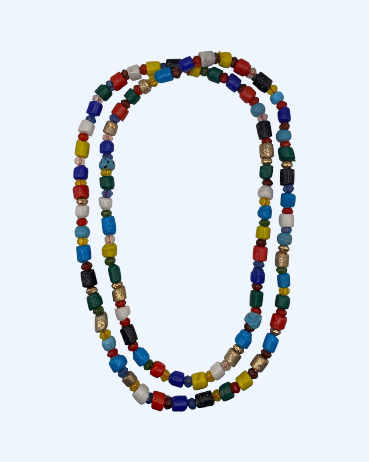 Colar comprido colorido artesanal com missangas de cerâmica e resina em tons vibrantes. Colar de verão em formato a dar duas voltas ao pescoço.