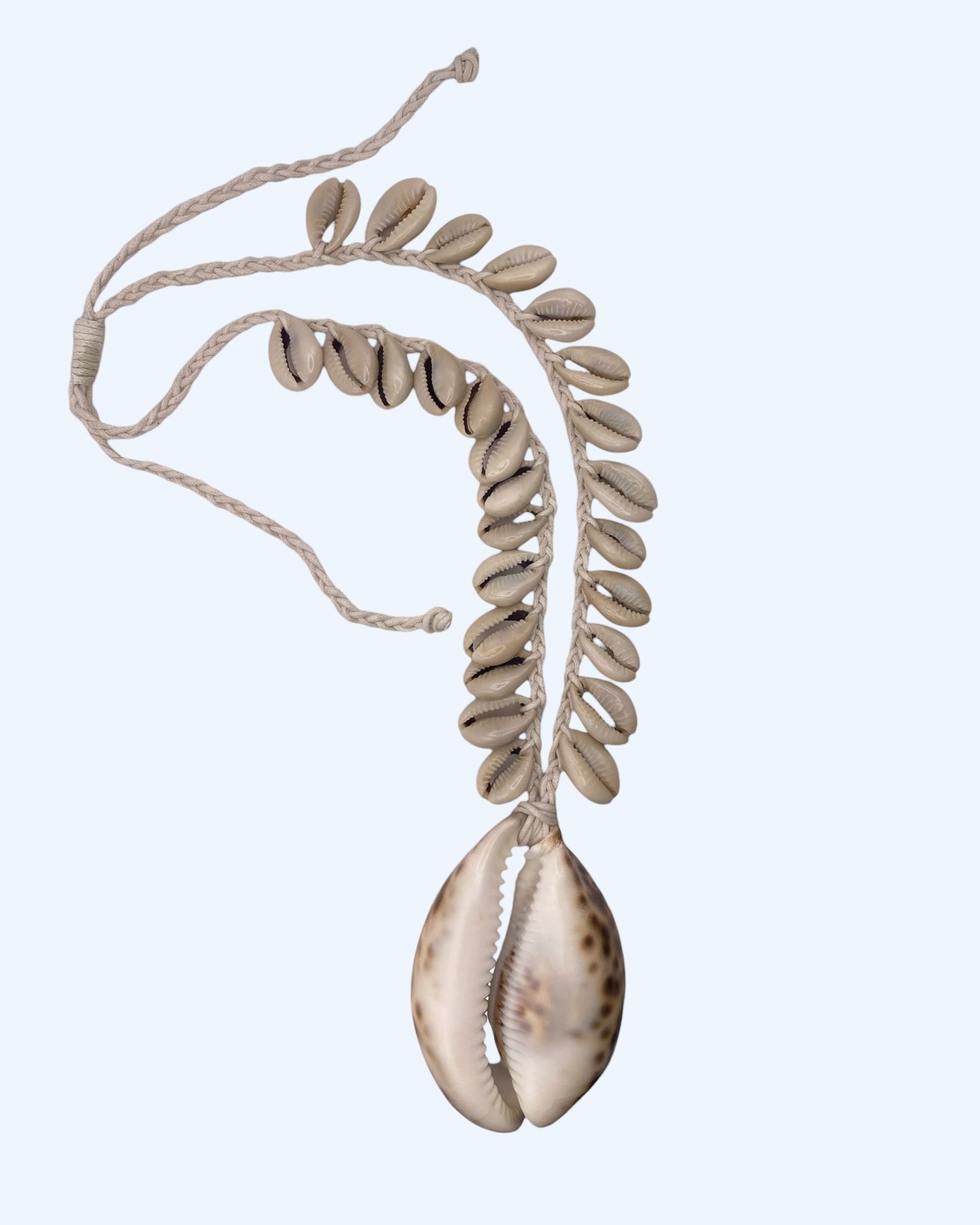 Colar boho com búzios cauri e búzio grande tigre naturais em cordão entrançado branco ajustável, em formato comprido.