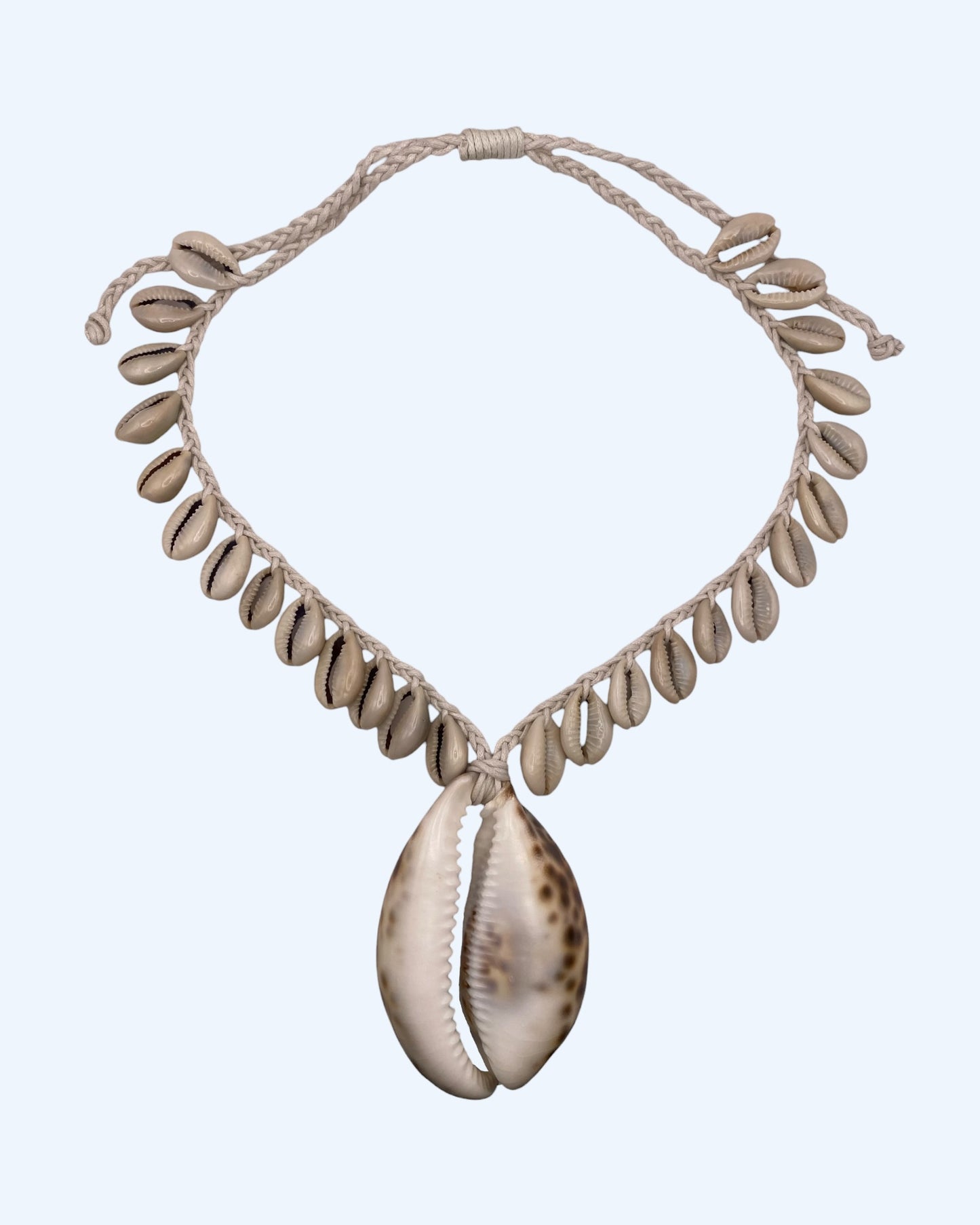 Colar boho com búzios cauri e búzio grande tigre naturais em cordão entrançado branco ajustável, em versão curta.