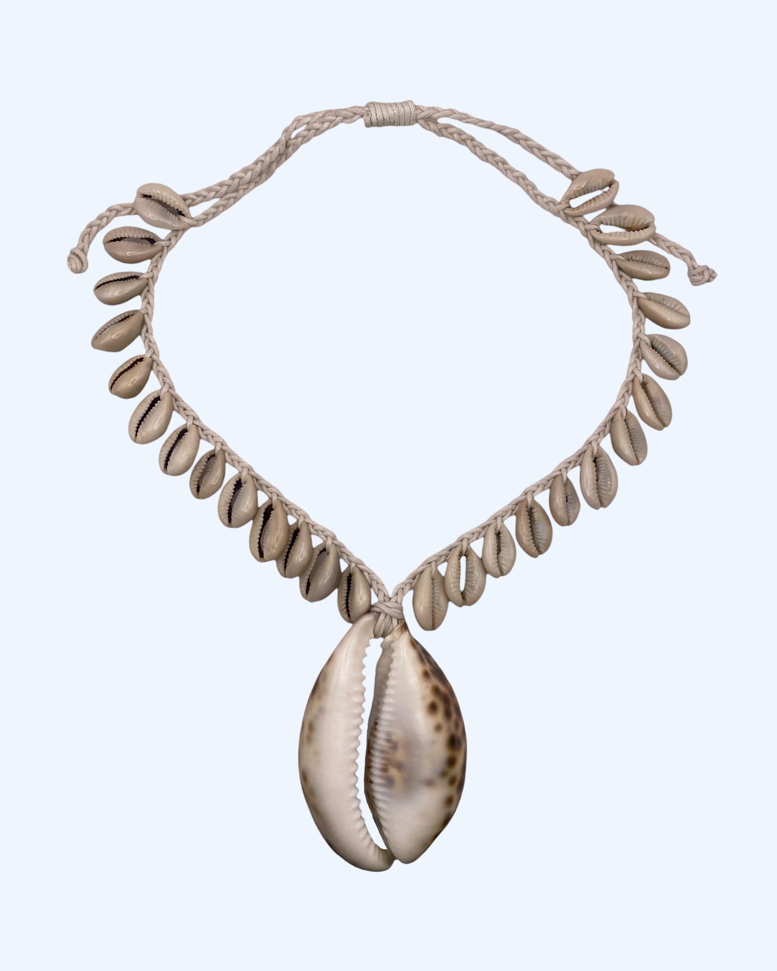 Colar boho com búzios cauri e búzio grande tigre naturais em cordão entrançado branco ajustável, em versão curta.