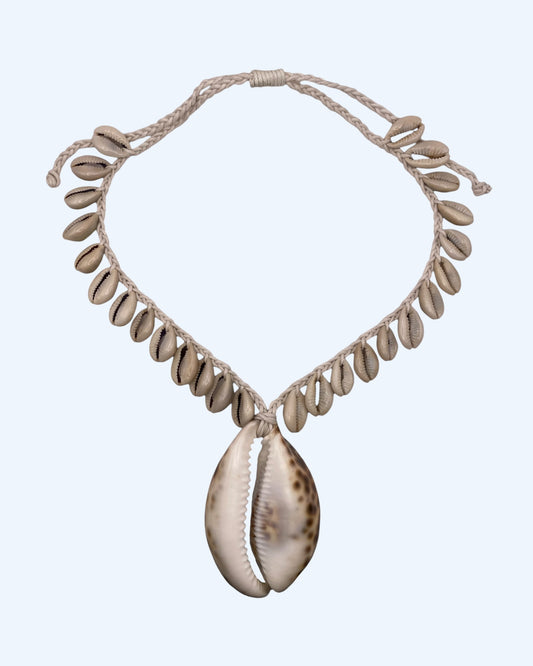 Colar boho com búzios cauri e búzio grande tigre naturais em cordão entrançado branco ajustável, em versão curta.