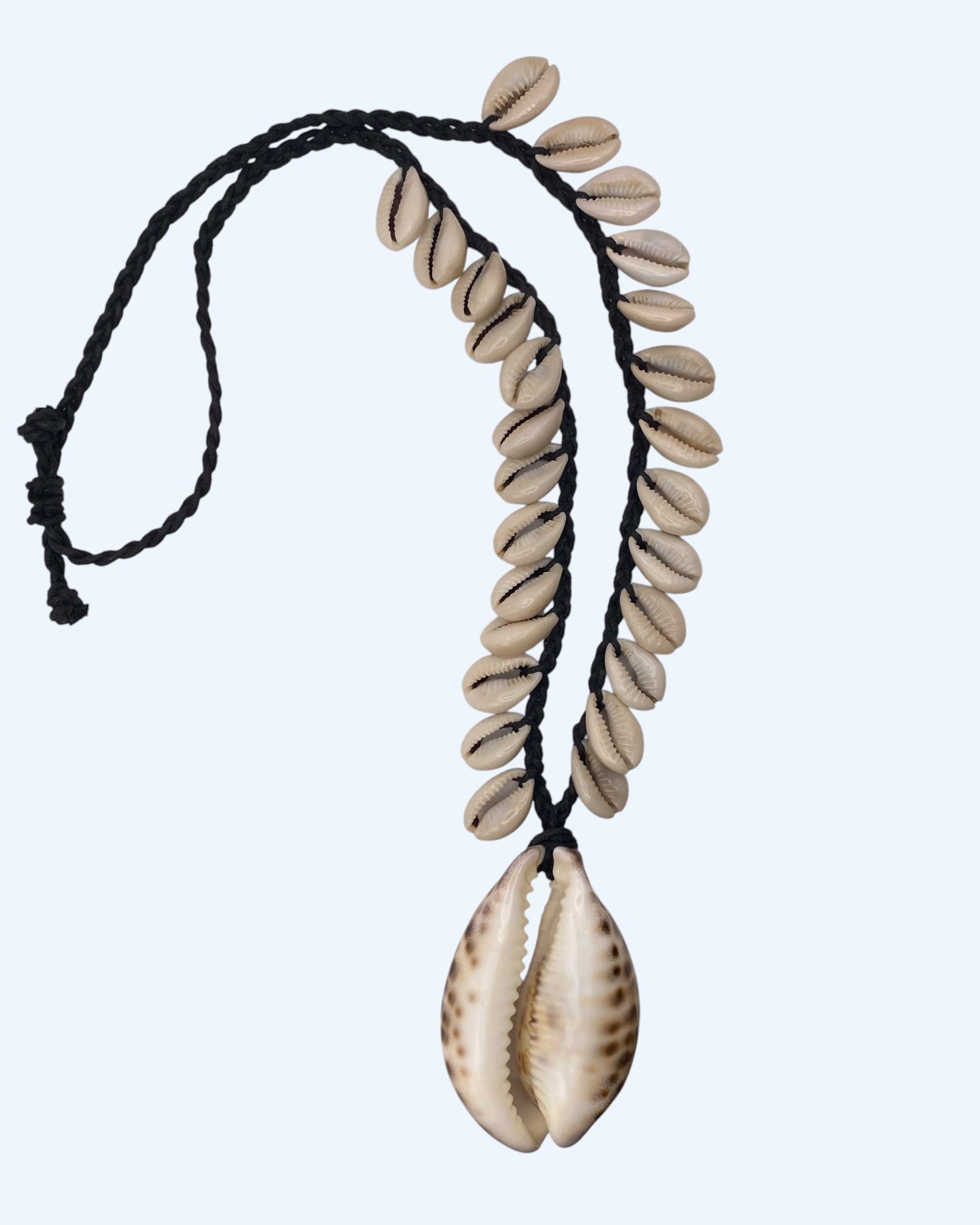 Colar boho com búzios cauri e búzio grande tigre naturais em cordão entrançado preto ajustável, em formato comprido.