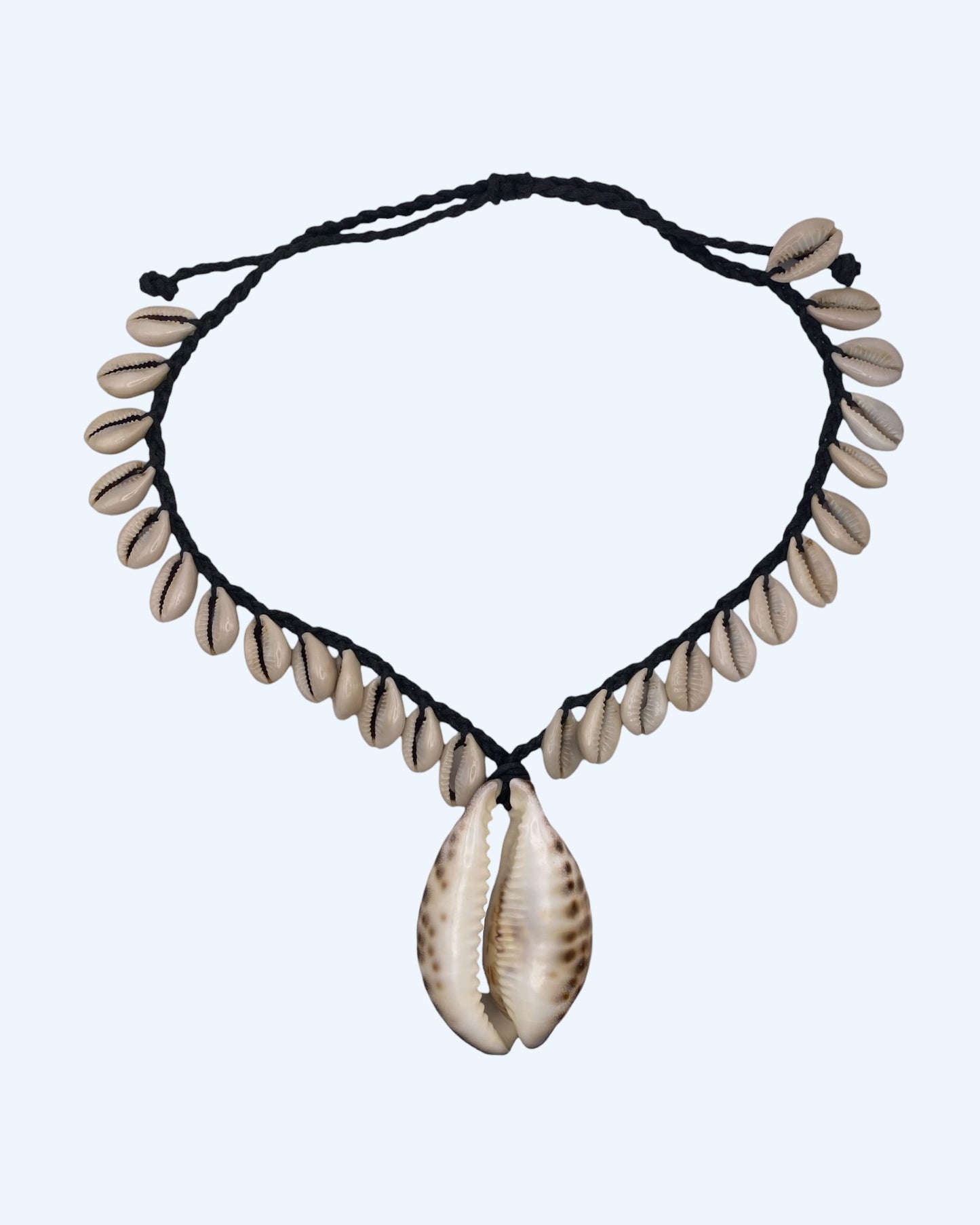 Colar boho com búzios cauri e búzio grande tigre naturais em cordão entrançado preto ajustável, em formato curto.