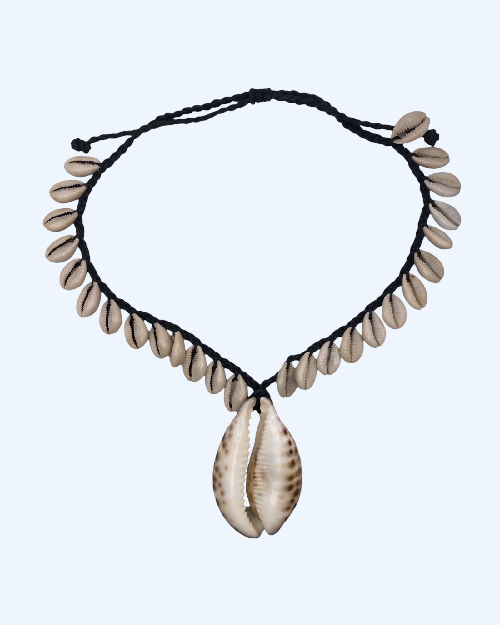 Colar boho com búzios cauri e búzio grande tigre naturais em cordão entrançado preto ajustável, em formato curto.