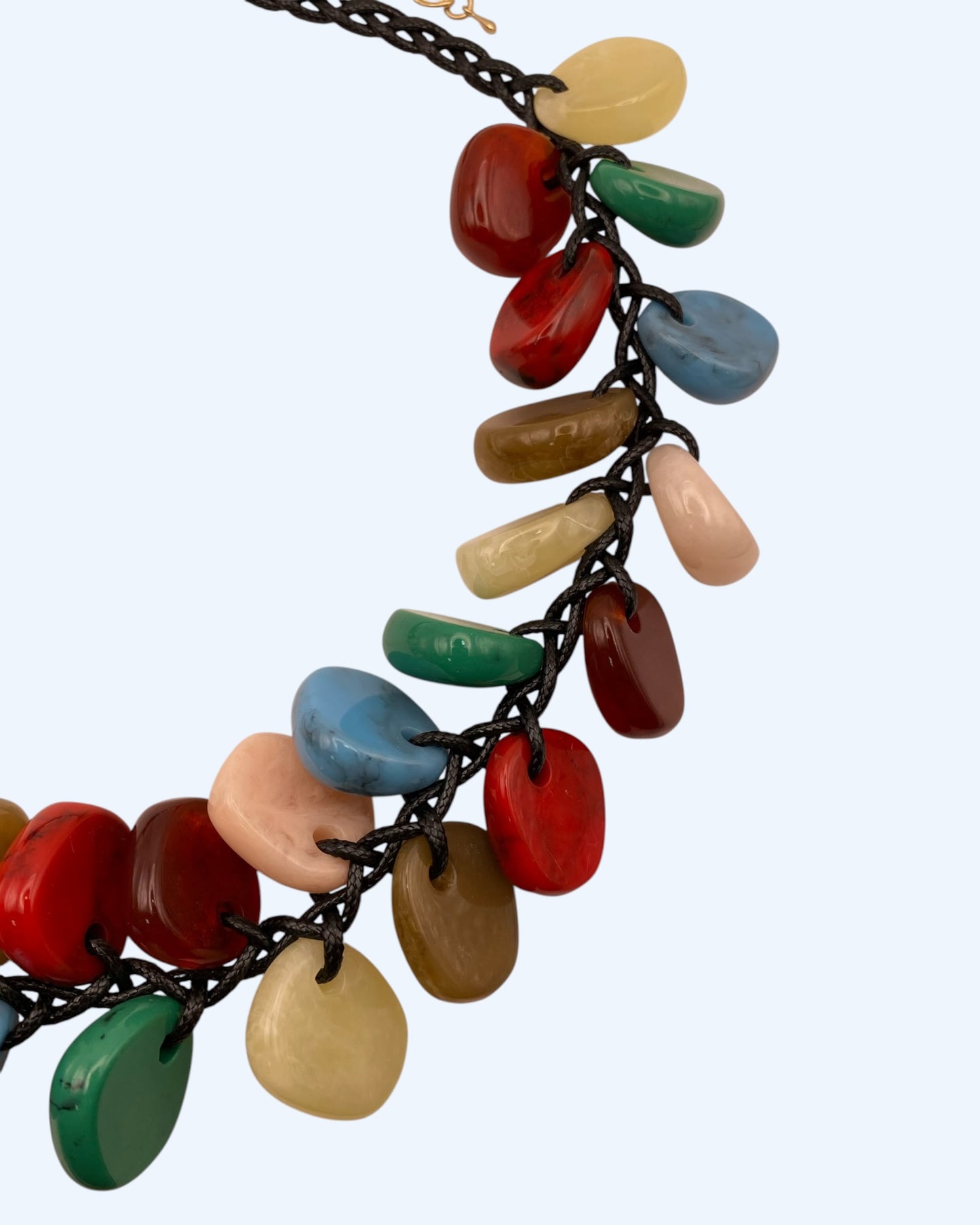 Detalhe do Colar colorido gargantilha, ou colar médio,  com peças em resina entraçadas em cordão preto. Um colar de verão, mas também um colar rebelde e divertido. Um colar bold para o verão.