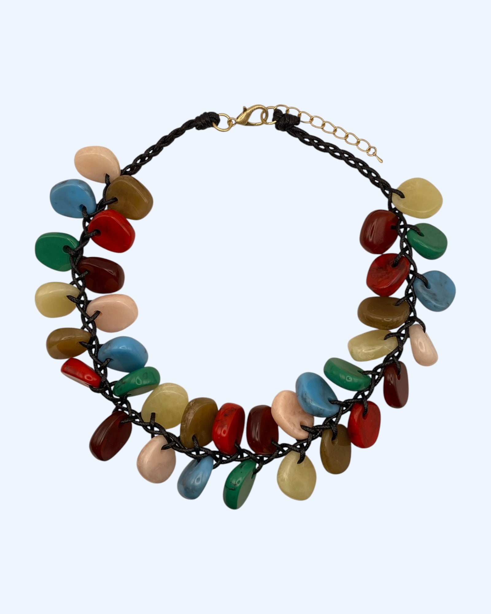 Colar colorido gargantilha, ou colar médio,  com peças em resina entraçadas em cordão preto. Um colar de verão, mas também um colar rebelde e divertido. Um colar bold para o verão.