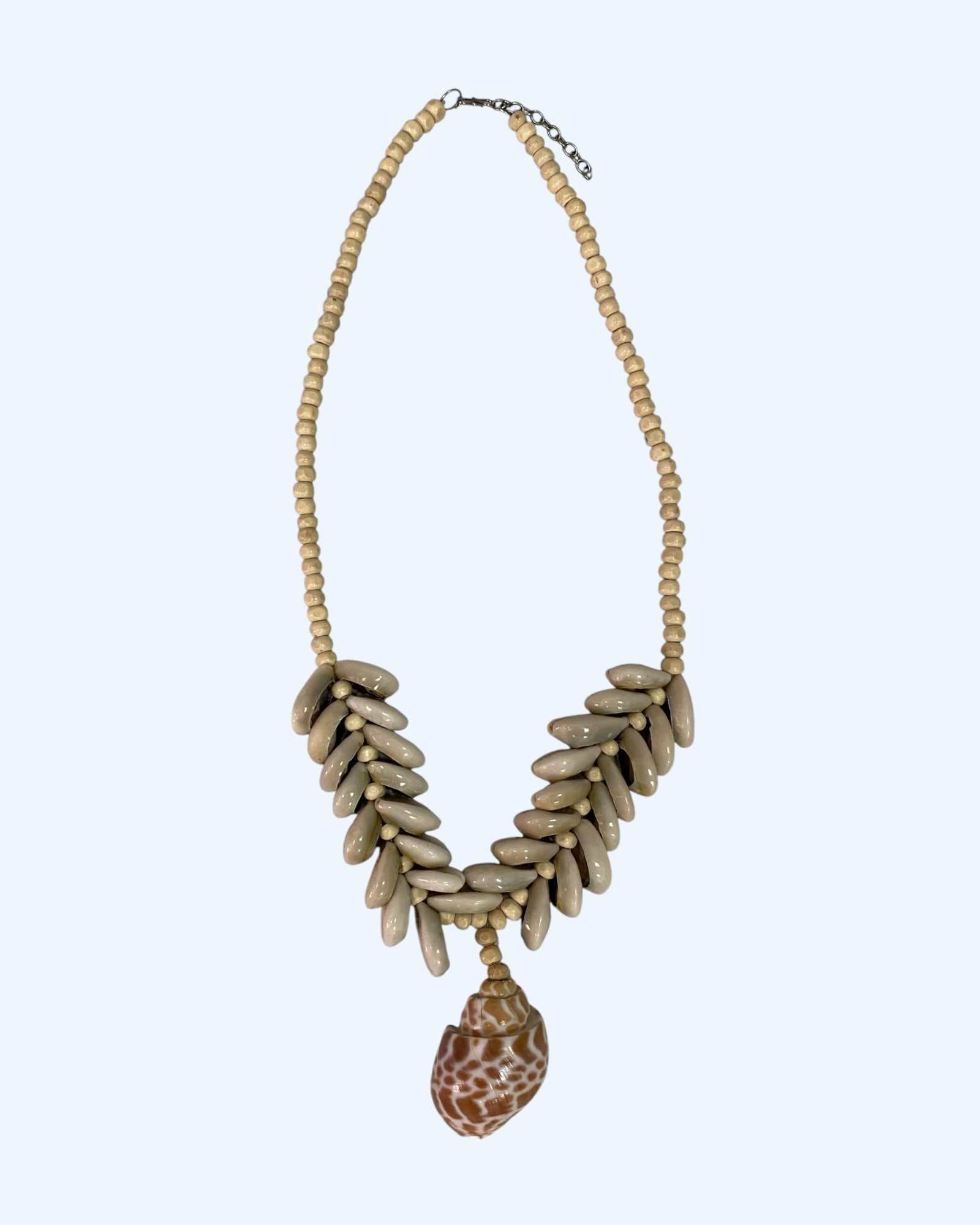 Colar Boho bege com búzios e conchas naturais e peças de madeira. Colar de Verão para usar em festas e dias casuais.