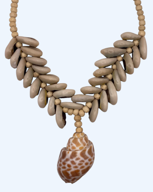 Detalhe do Colar Boho bege com búzios e conchas naturais e peças de madeira. Colar de Verão para usar em festas e dias casuais.