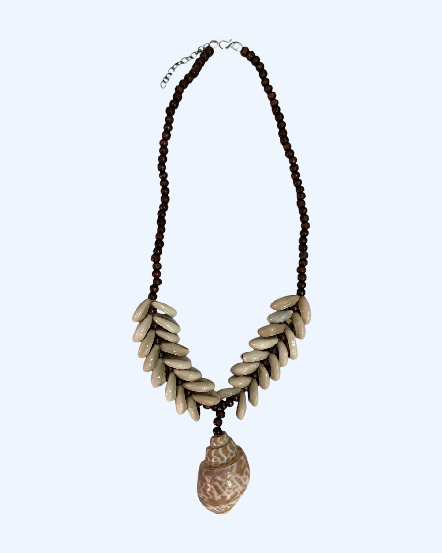 Colar Boho castanho com búzios e conchas naturais e peças de madeira. Colar de Verão para usar em festas e dias casuais.