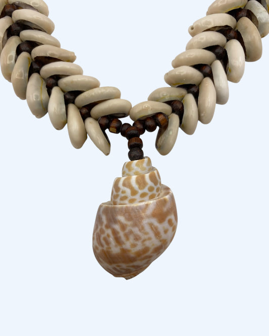 Detalhe do Colar Boho castanho com búzios e conchas naturais e peças de madeira. Colar de Verão para usar em festas e dias casuais.