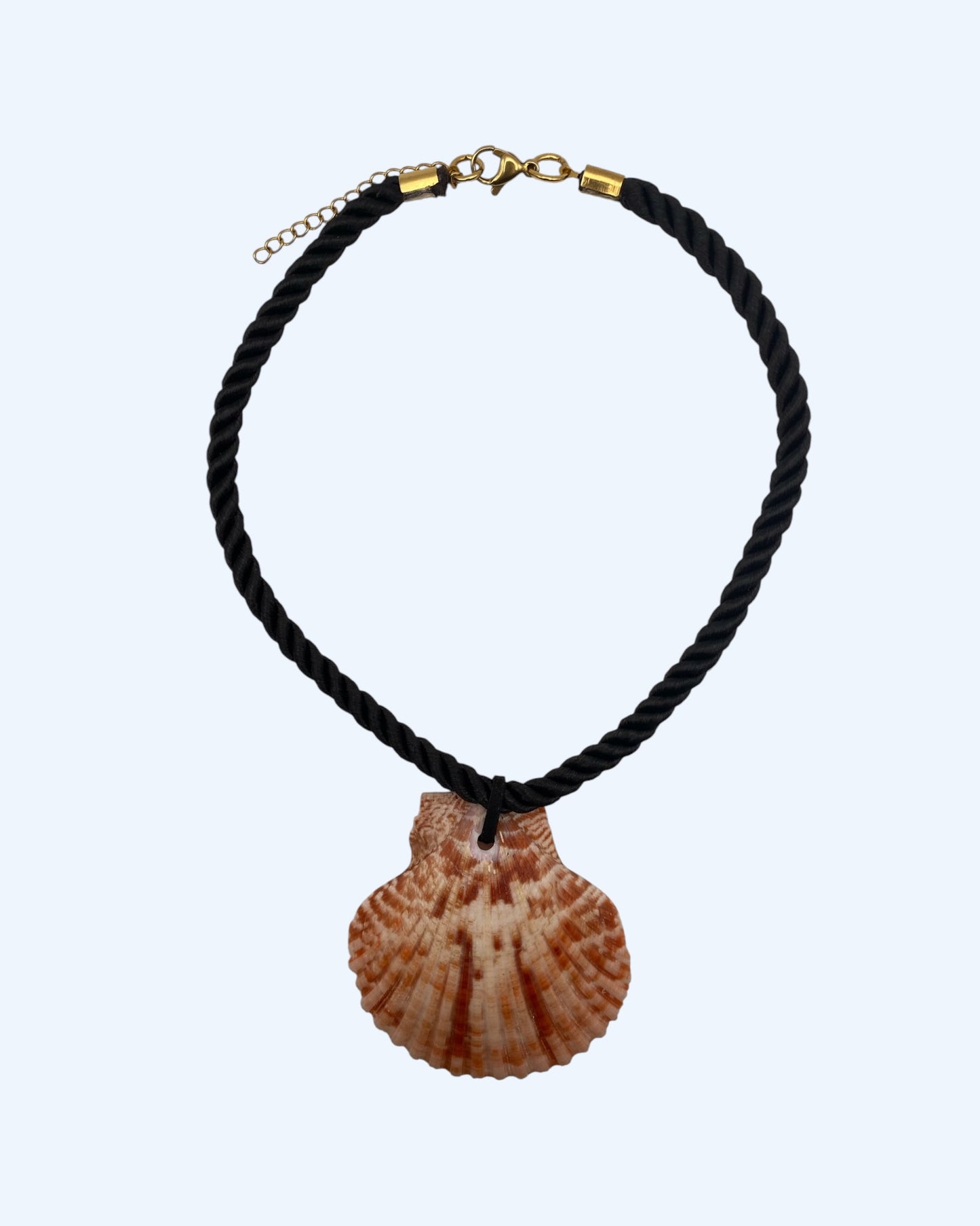 Colar preto em corda com concha natural vireira. Um colar inspirado no mar de versão minimalista. Perfeito para cerimónias, sunsets, jantares de verão e dia a dia. Um colar sóbrio de verão. Dentro das tendências de verão de 2026.
