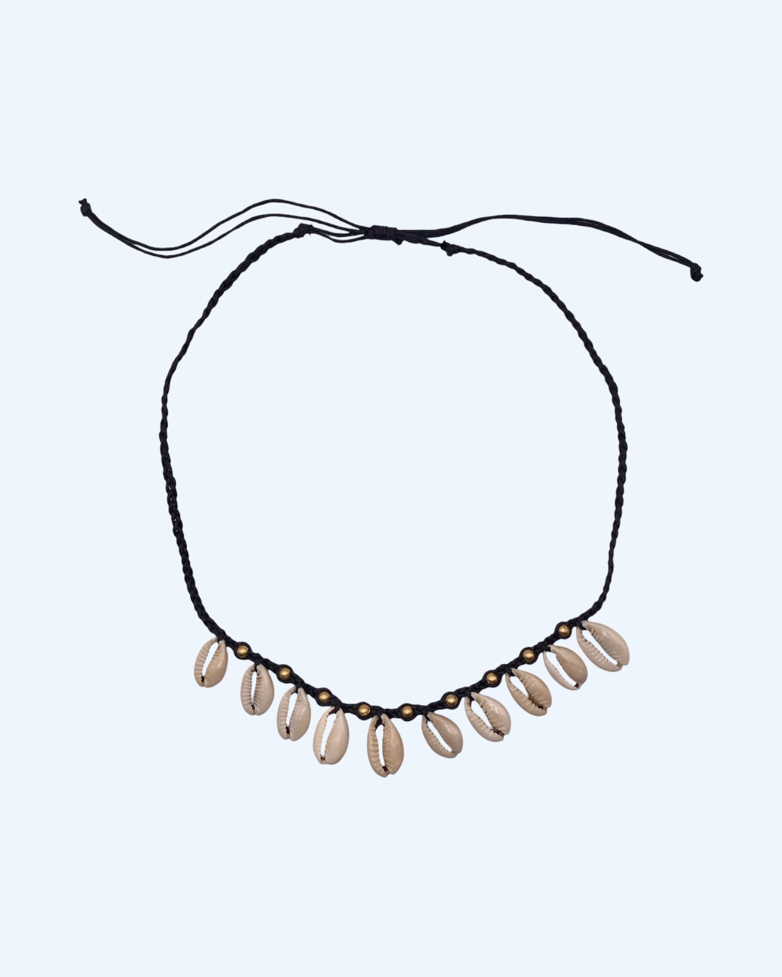 Colar surfer com búzios cauri naturais e detalhes dourados em cordão entrançado preto ajustável. Colar de verão, para usar na praia ou na cidade.