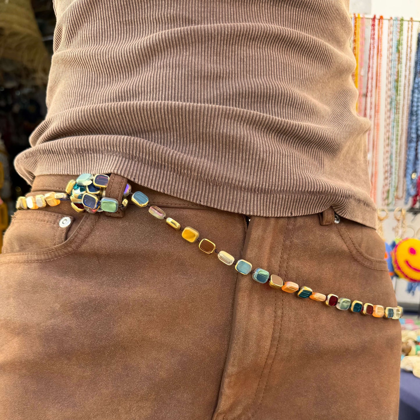 Colar longo colorido com peças retangulares translúcidas e vibe boho. Um colar cool, para usar com  várias voltas, como pulseira ou cinto. Este colar é um clássico chic.