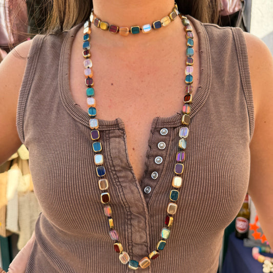 Colar longo colorido com peças retangulares translúcidas e vibe boho. Um colar cool, para usar com  várias voltas, como pulseira ou cinto. Este colar é um clássico chic.