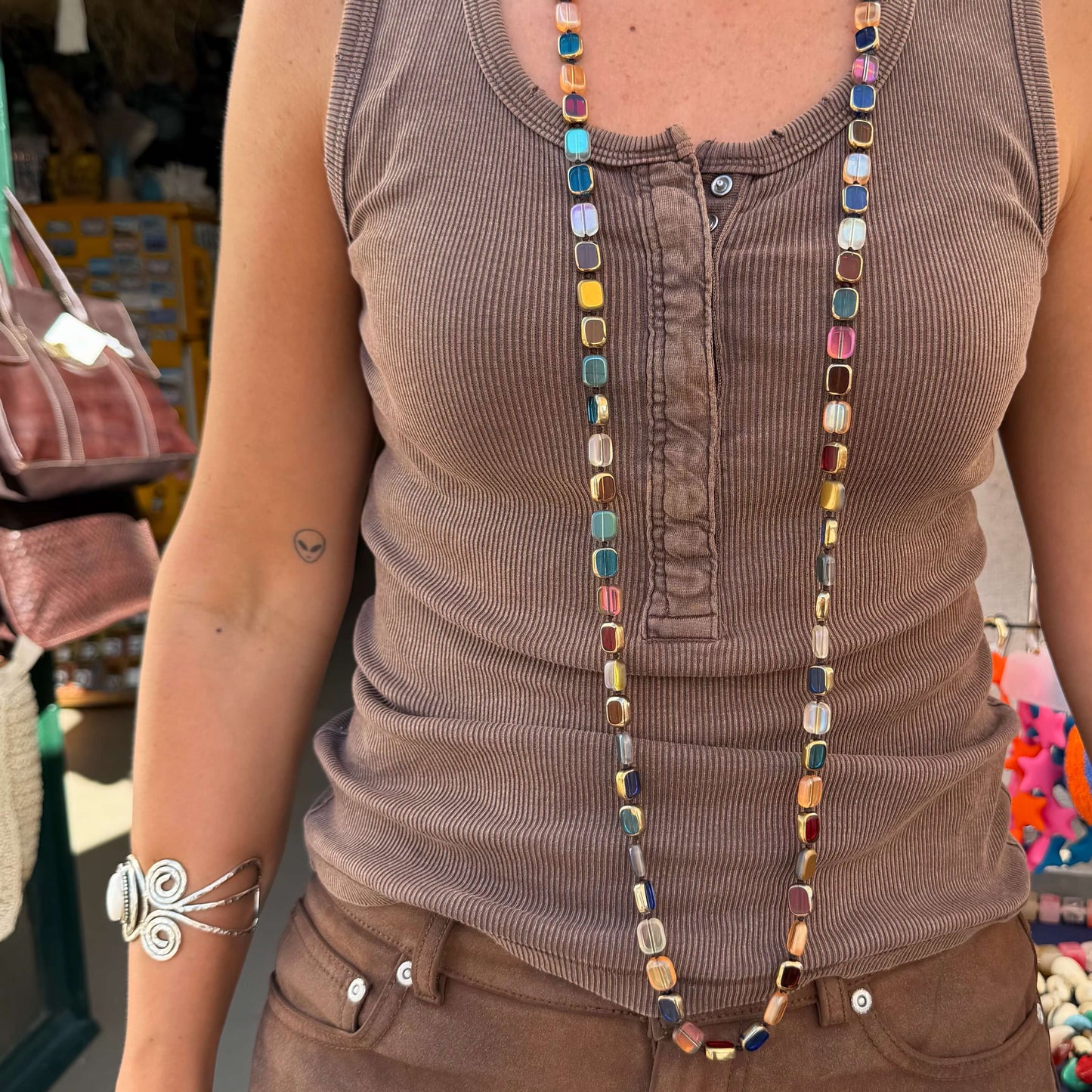 Colar longo colorido com peças retangulares translúcidas e vibe boho. Um colar cool, para usar com  várias voltas, como pulseira ou cinto. Este colar é um clássico chic.